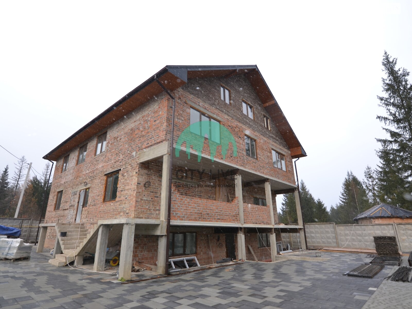 трехэтажный дом, 500 кв. м, кирпич. Продажа в Старой Гуте фото 1 трехэтажный дом, 500 кв. м, кирпич. Продажа в Старой Гуте фото 1