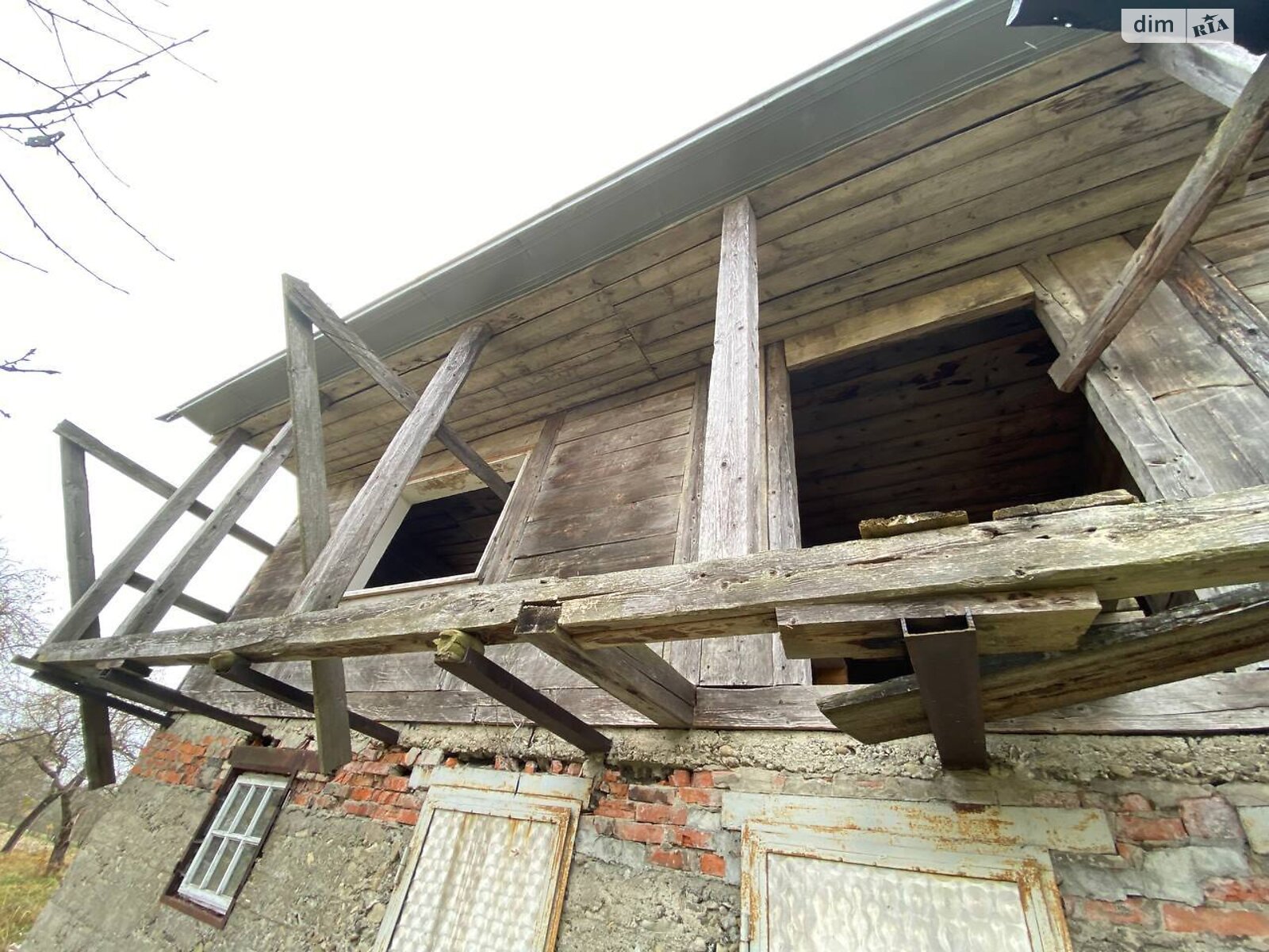 трехэтажный дом с гаражом, 270 кв. м, дерево и кирпич. Продажа в Старых Кутах фото 1 трехэтажный дом с гаражом, 270 кв. м, дерево и кирпич. Продажа в Старых Кутах фото 1