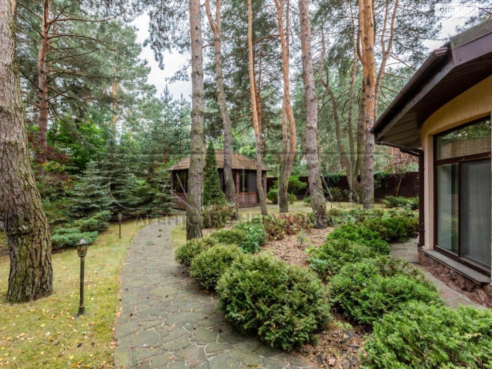 двухэтажный дом с балконом, 225 кв. м, кирпич. Продажа в Старых Петровцах фото 1