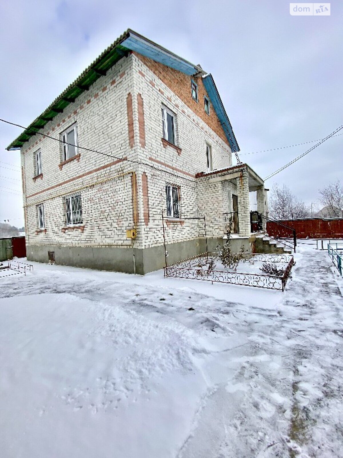 двухэтажный дом с балконом, 245 кв. м, кирпич. Продажа в Старом Белоусе фото 1