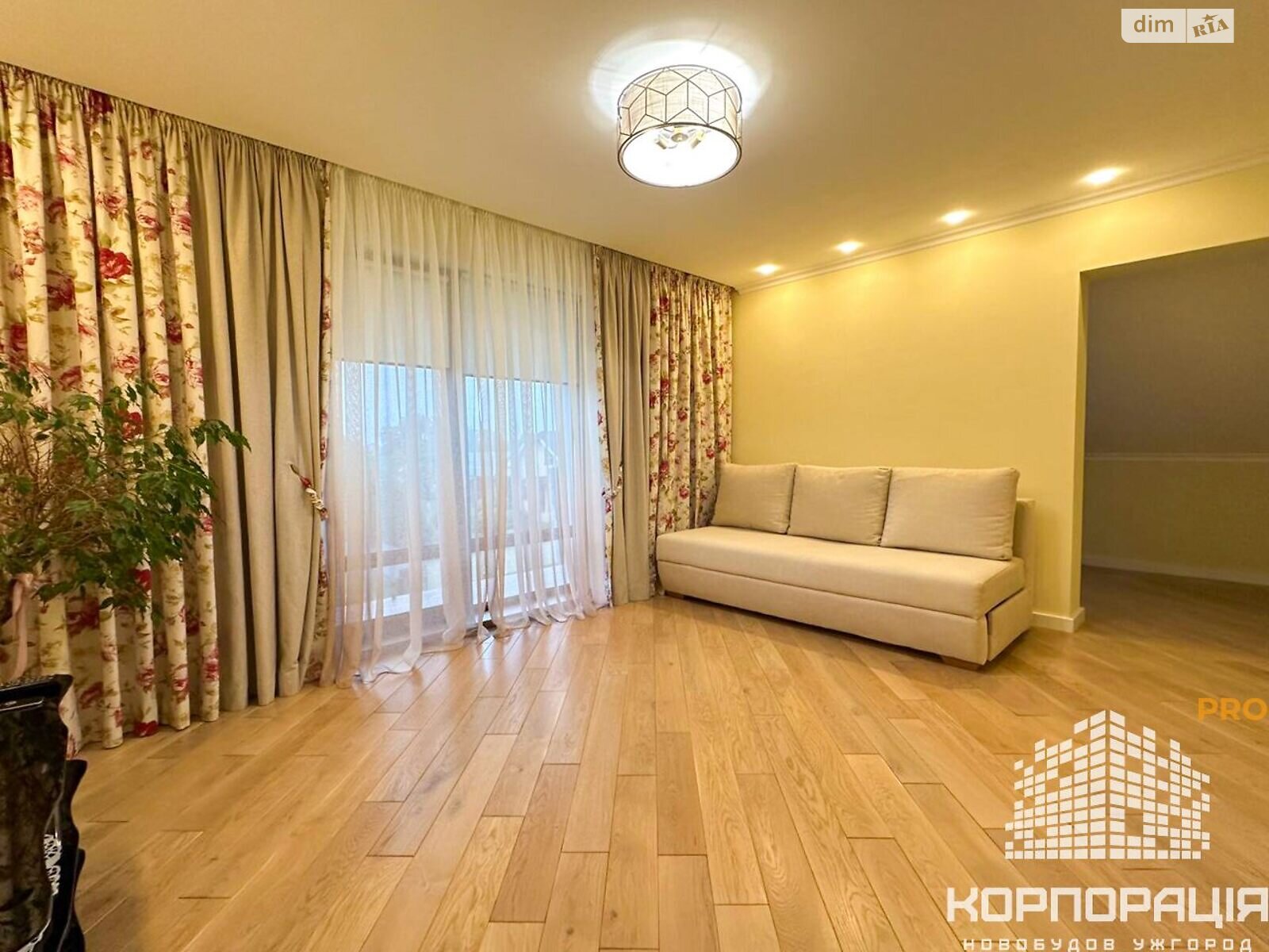 двухэтажный дом с гаражом, 250 кв. м, кирпич. Продажа в Сторожнице фото 1