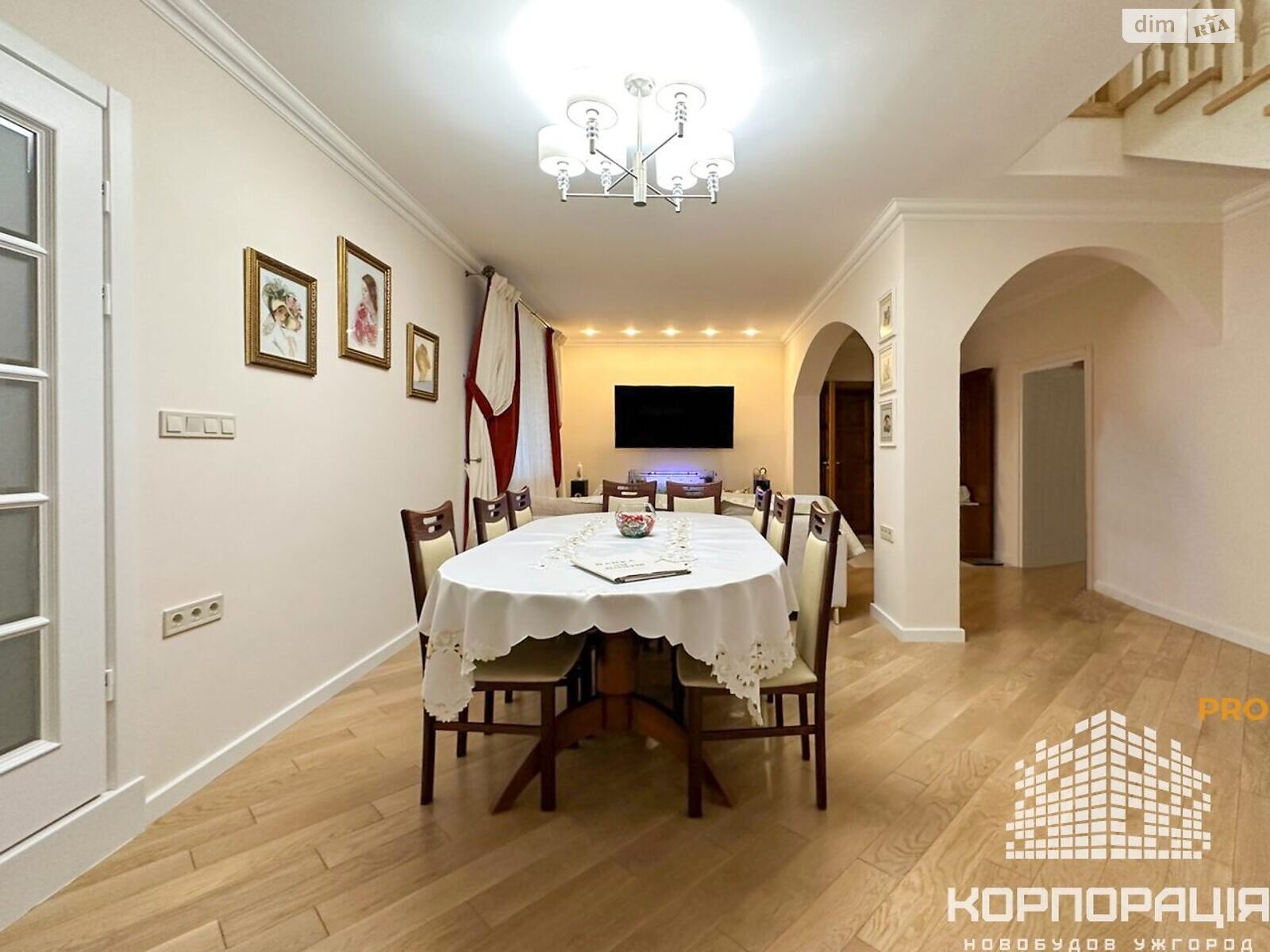 двухэтажный дом с гаражом, 250 кв. м, кирпич. Продажа в Сторожнице фото 1