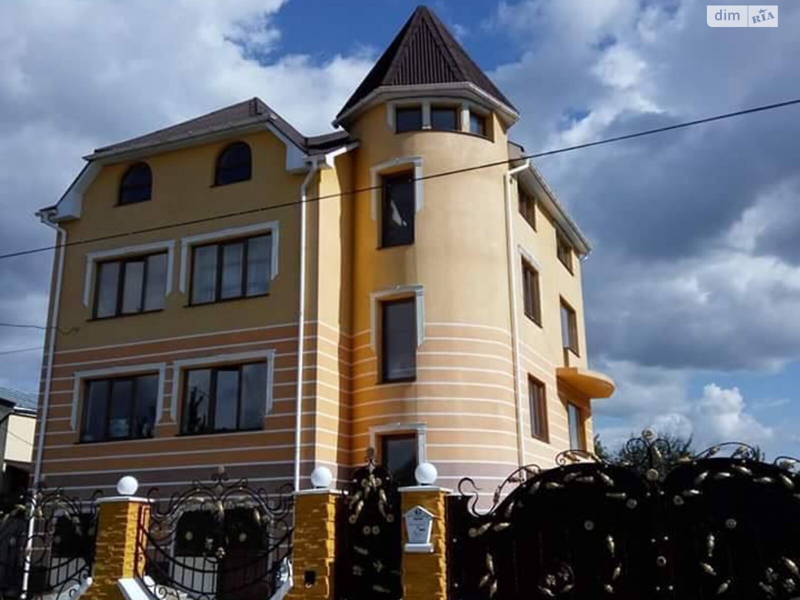 четырехэтажный дом с мебелью, 328 кв. м, кирпич. Продажа в Сторожнице фото 1 четырехэтажный дом с мебелью, 328 кв. м, кирпич. Продажа в Сторожнице фото 1