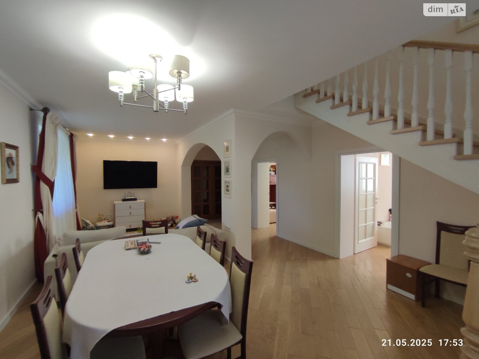 двухэтажный дом с гаражом, 245 кв. м, кирпич. Продажа в Сторожнице фото 1 двухэтажный дом с гаражом, 245 кв. м, кирпич. Продажа в Сторожнице фото 1