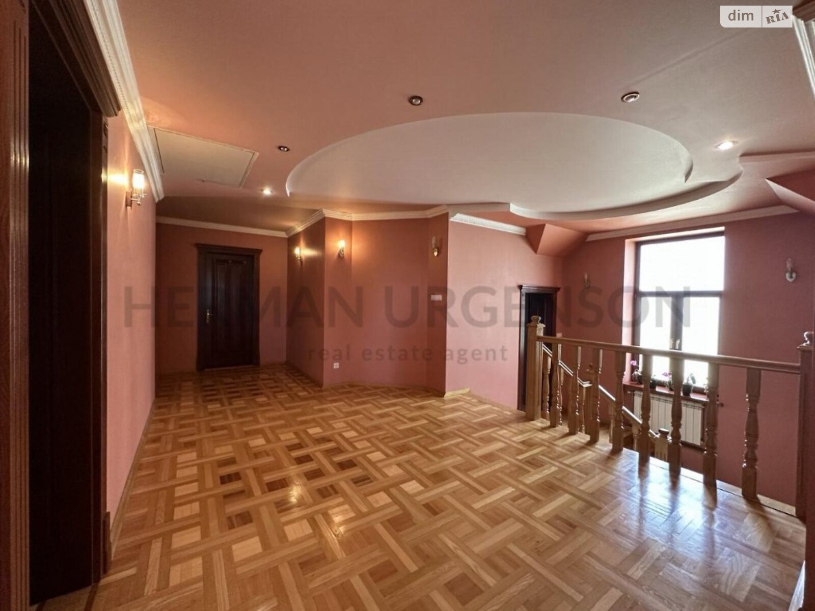 двухэтажный дом с гаражом, 320 кв. м, кирпич. Продажа в Сторожнице фото 1