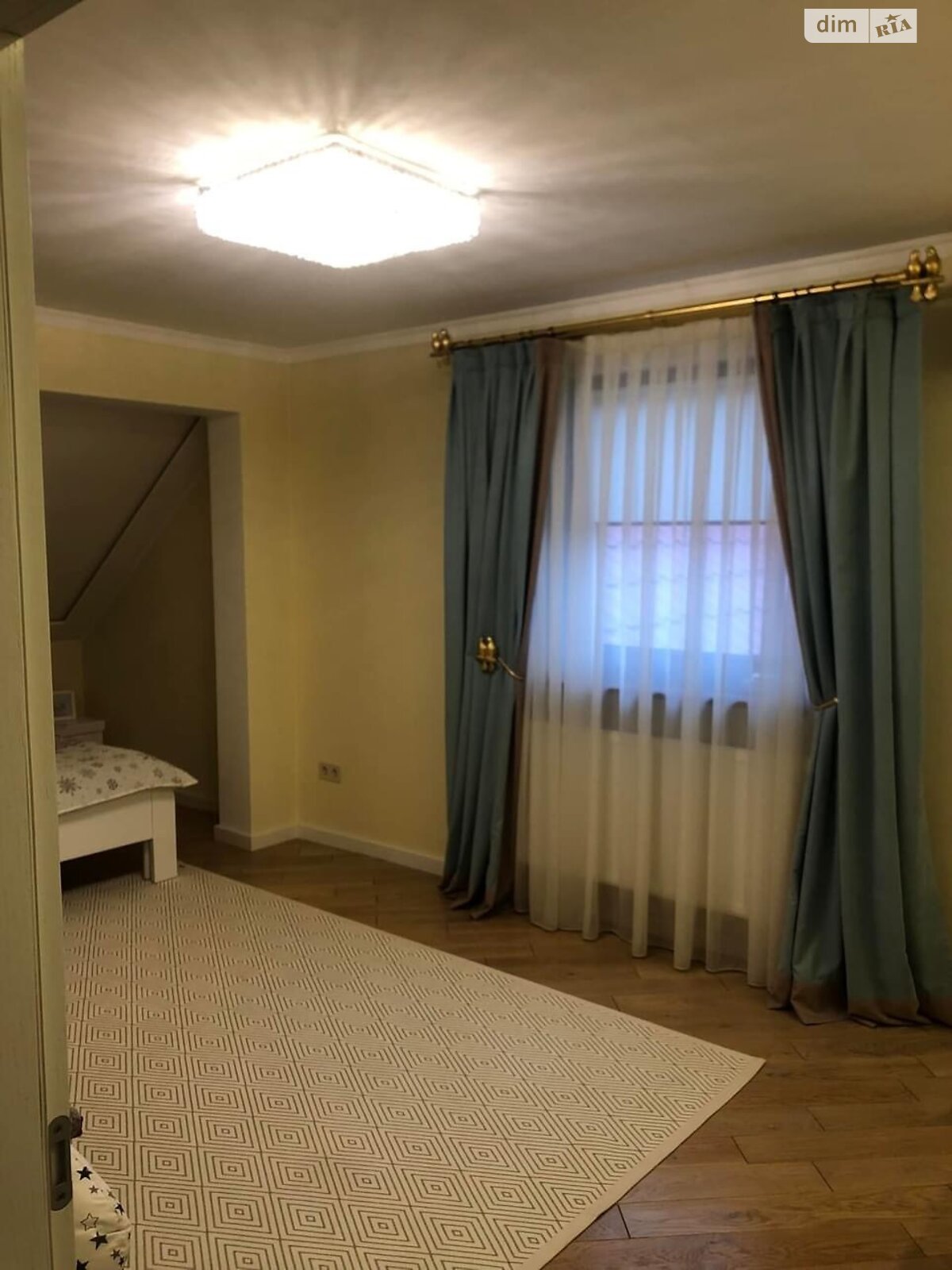 двухэтажный дом с балконом, 250 кв. м, кирпич. Продажа в Сторожнице фото 1