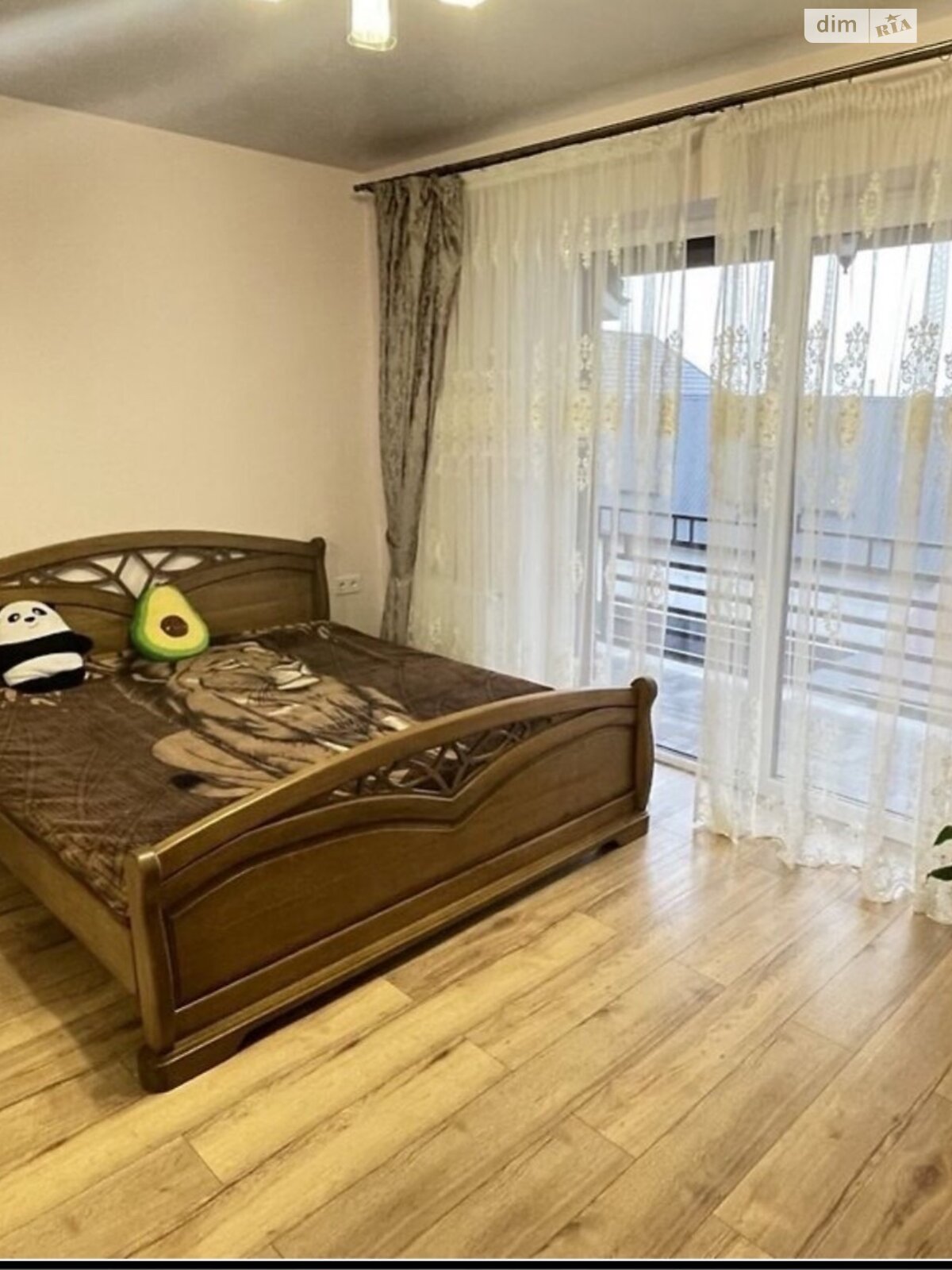 трехэтажный дом с балконом, 160 кв. м, кирпич. Продажа в Сторожнице фото 1