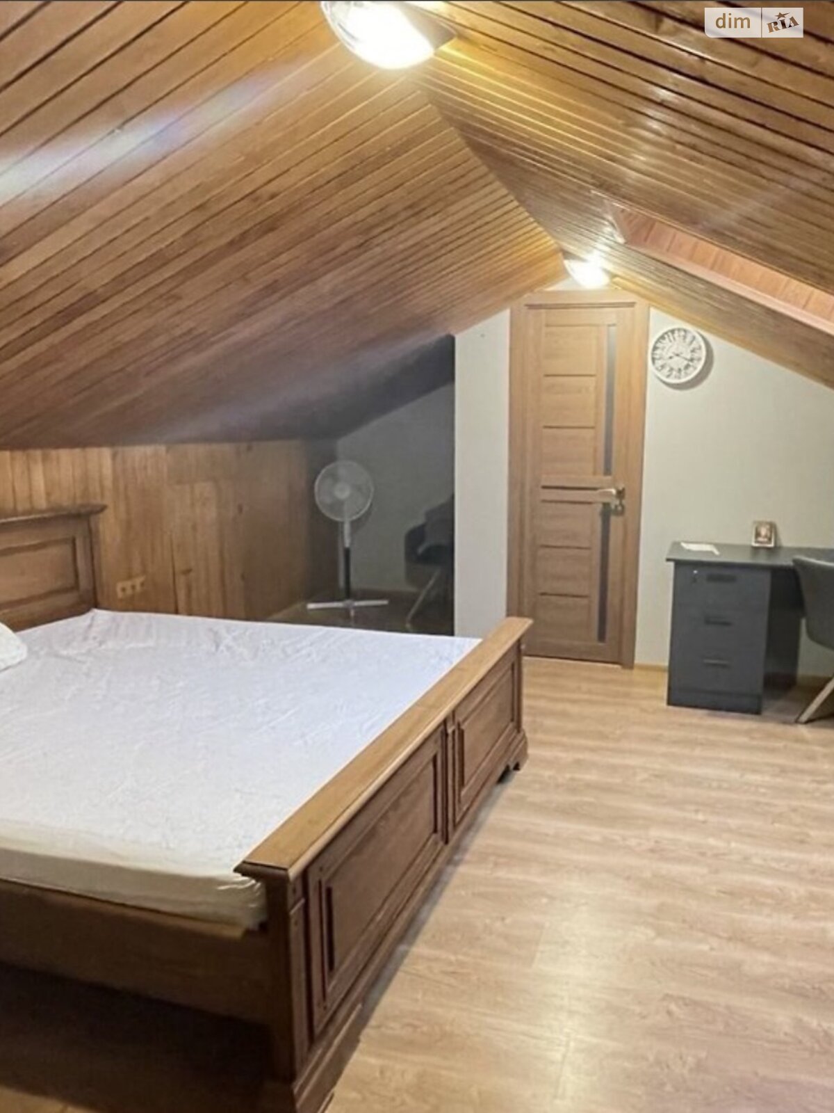 трехэтажный дом с балконом, 160 кв. м, кирпич. Продажа в Сторожнице фото 1