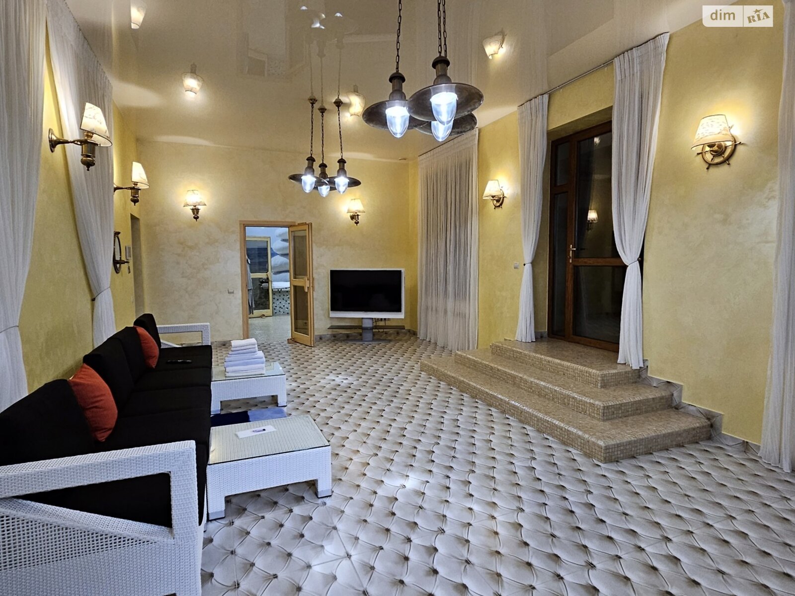 двоповерховий будинок з гаражем, 600 кв. м, цегла. Продаж у Стоянці фото 1 двоповерховий будинок з гаражем, 600 кв. м, цегла. Продаж у Стоянці фото 1