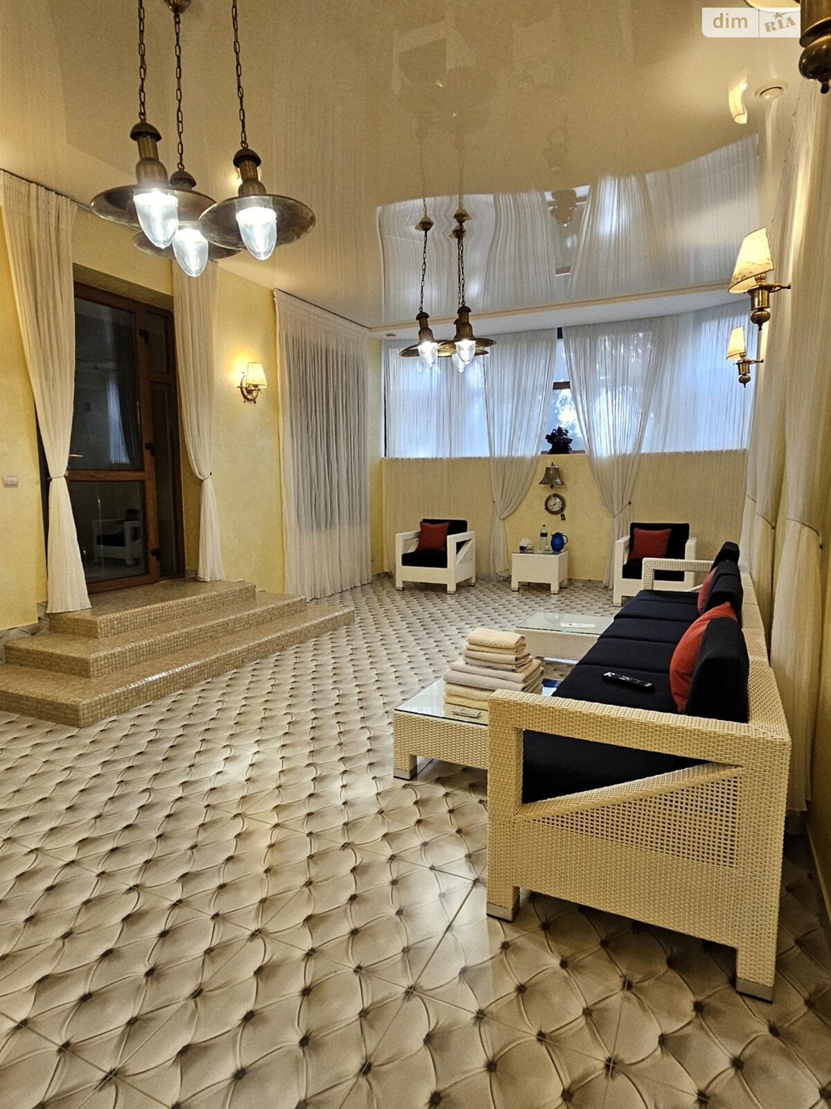 двоповерховий будинок з гаражем, 600 кв. м, цегла. Продаж у Стоянці фото 1 двоповерховий будинок з гаражем, 600 кв. м, цегла. Продаж у Стоянці фото 1