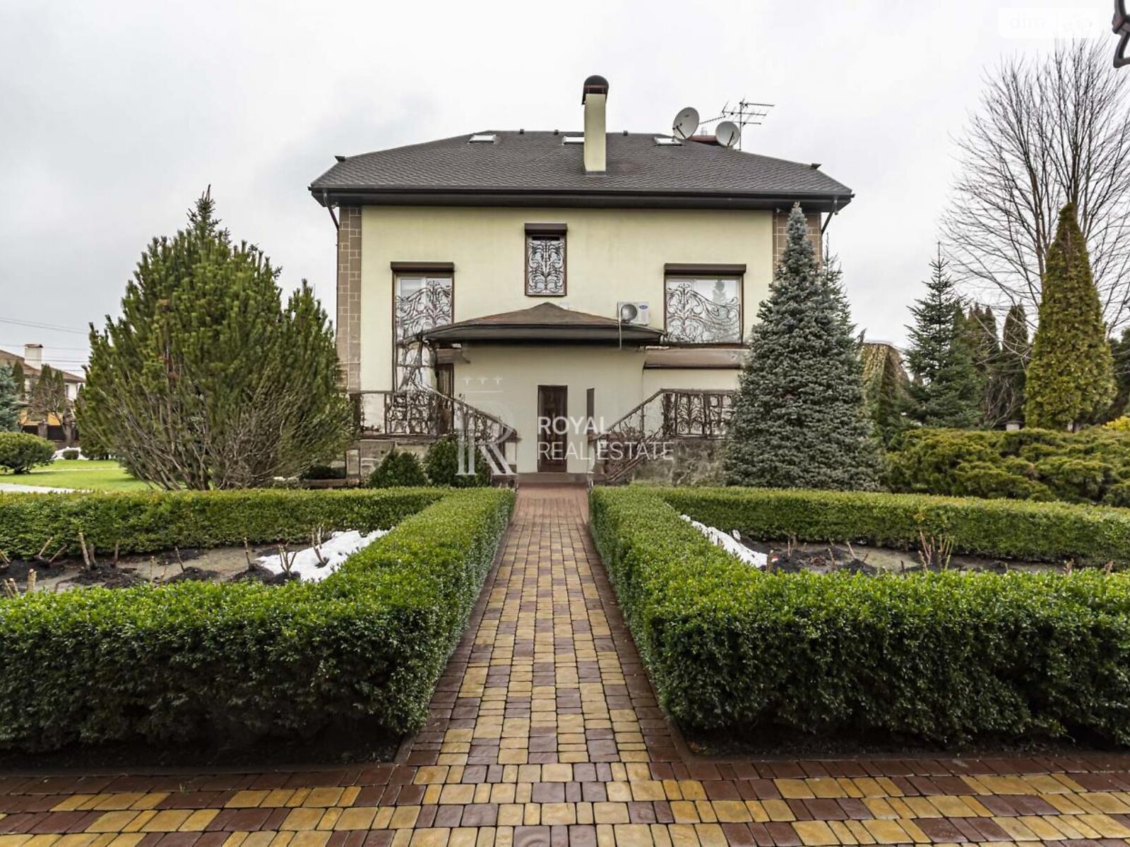 трехэтажный дом с верандой, 400 кв. м, кирпич. Продажа в Стоянке фото 1