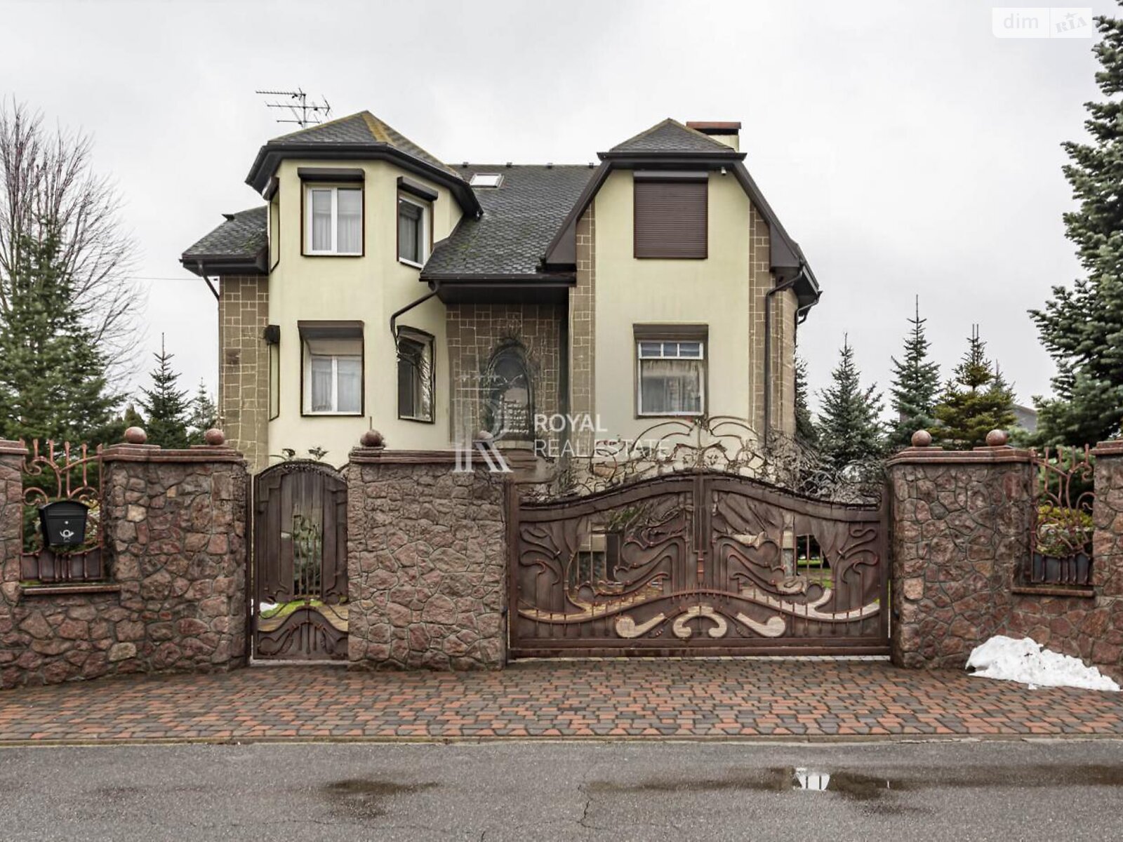 трехэтажный дом с верандой, 400 кв. м, кирпич. Продажа в Стоянке фото 1