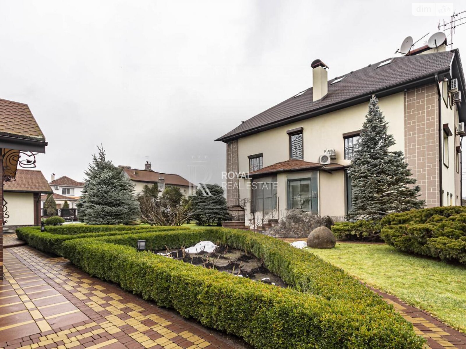 трехэтажный дом с верандой, 400 кв. м, кирпич. Продажа в Стоянке фото 1