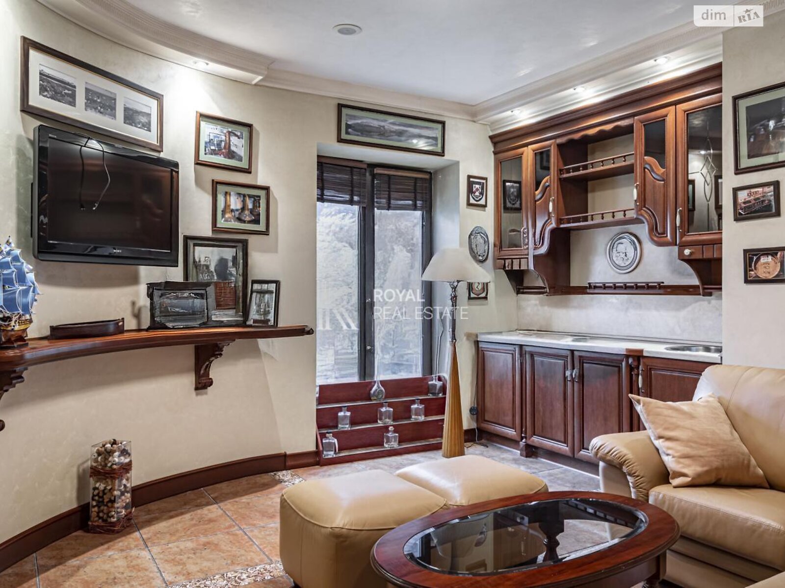 трехэтажный дом с верандой, 400 кв. м, кирпич. Продажа в Стоянке фото 1