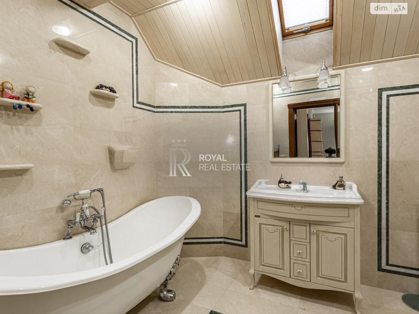 трехэтажный дом с верандой, 400 кв. м, кирпич. Продажа в Стоянке фото 1