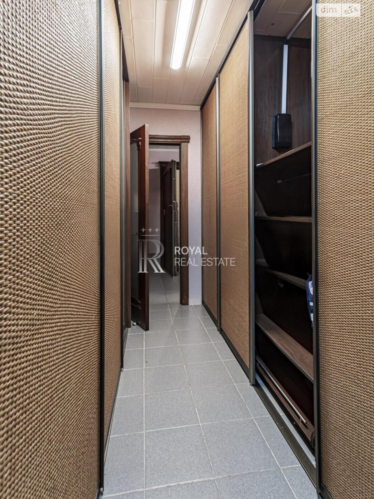 трехэтажный дом с верандой, 400 кв. м, кирпич. Продажа в Стоянке фото 1