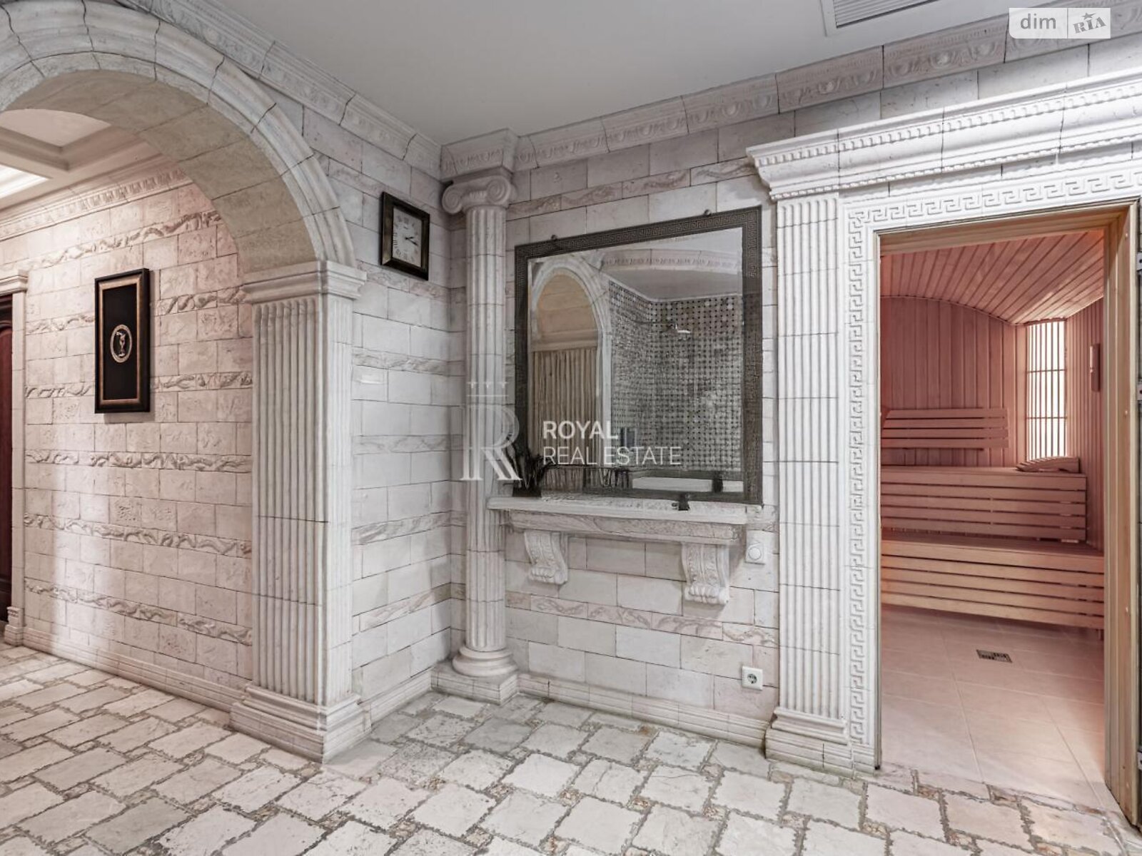 трехэтажный дом с верандой, 400 кв. м, кирпич. Продажа в Стоянке фото 1