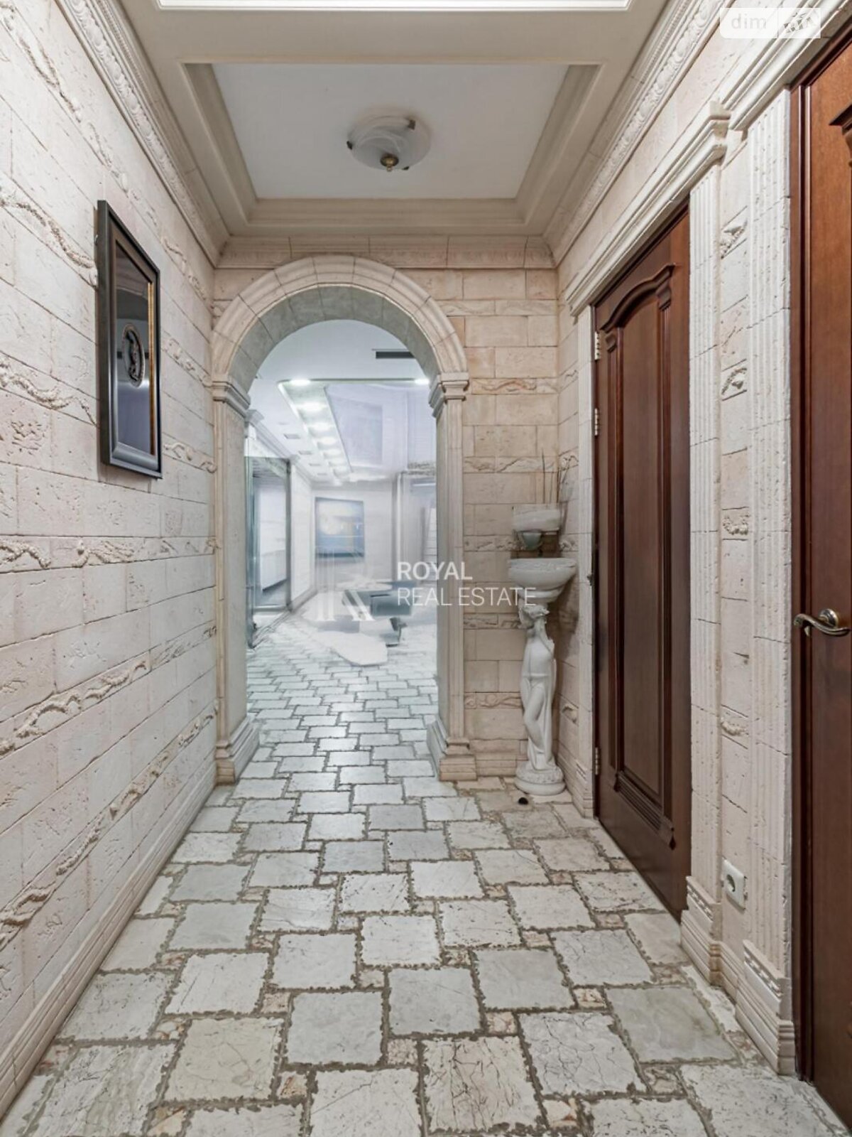 трехэтажный дом с верандой, 400 кв. м, кирпич. Продажа в Стоянке фото 1