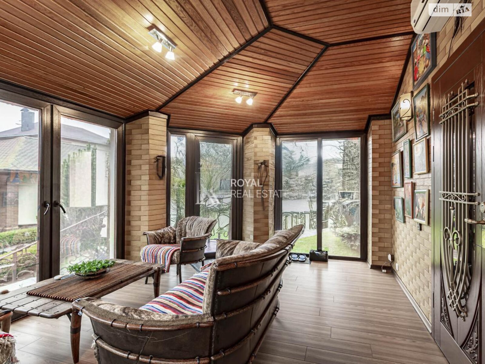 трехэтажный дом с верандой, 400 кв. м, кирпич. Продажа в Стоянке фото 1