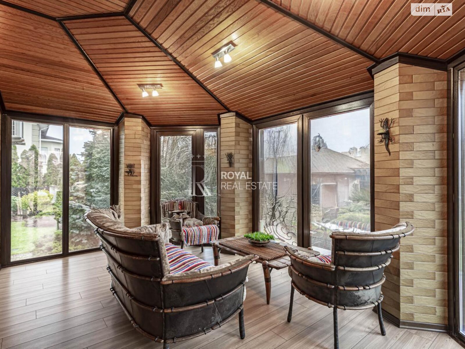 трехэтажный дом с верандой, 400 кв. м, кирпич. Продажа в Стоянке фото 1