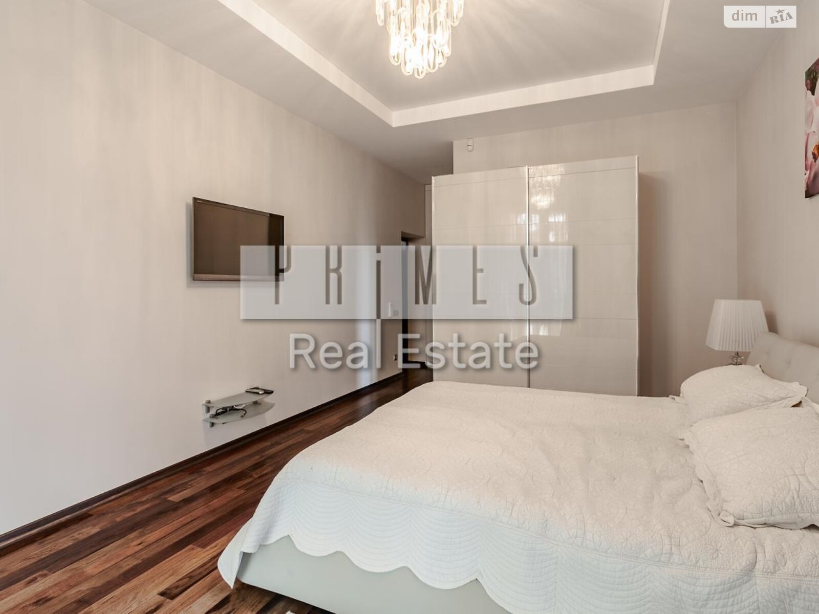 триповерховий будинок з верандою, 700 кв. м, цегла. Продаж у Стоянці фото 1 триповерховий будинок з верандою, 700 кв. м, цегла. Продаж у Стоянці фото 1