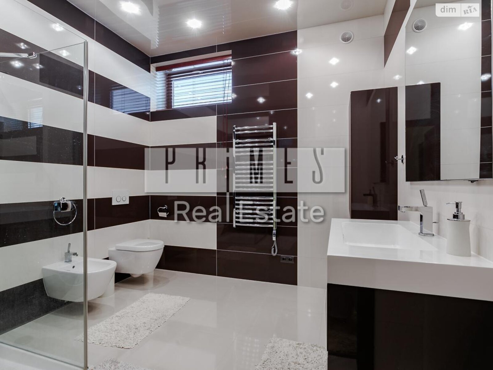 триповерховий будинок з верандою, 700 кв. м, цегла. Продаж у Стоянці фото 1 триповерховий будинок з верандою, 700 кв. м, цегла. Продаж у Стоянці фото 1