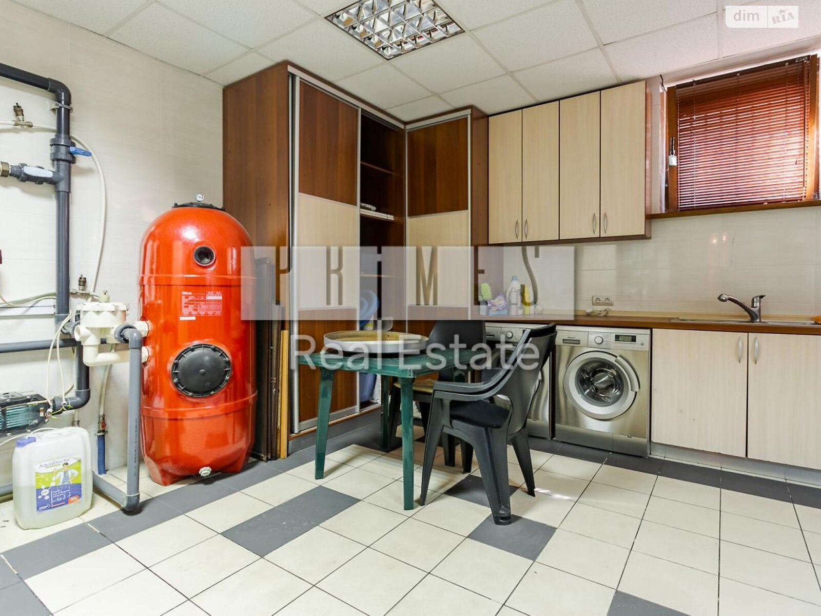 триповерховий будинок з верандою, 700 кв. м, цегла. Продаж у Стоянці фото 1 триповерховий будинок з верандою, 700 кв. м, цегла. Продаж у Стоянці фото 1