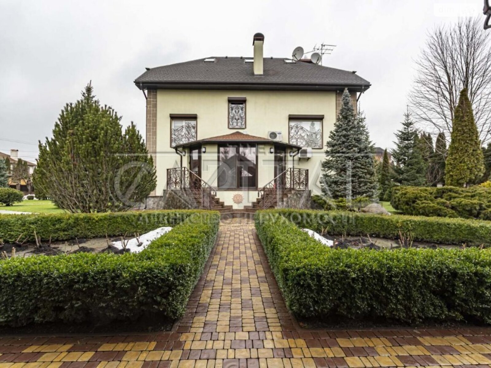 триповерховий будинок з верандою, 361.7 кв. м, цегла. Продаж у Стоянці фото 1 триповерховий будинок з верандою, 361.7 кв. м, цегла. Продаж у Стоянці фото 1
