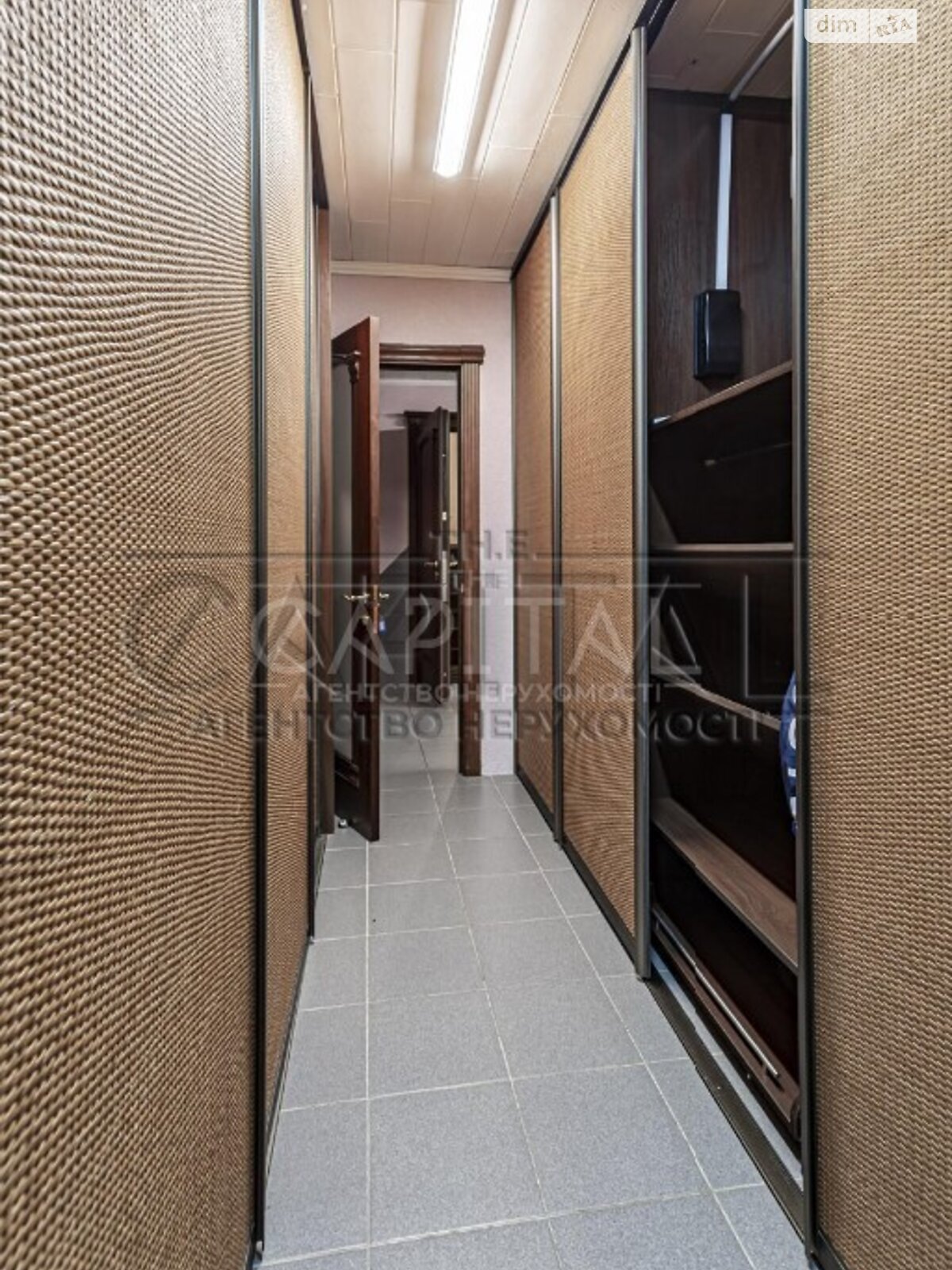 триповерховий будинок з верандою, 361.7 кв. м, цегла. Продаж у Стоянці фото 1 триповерховий будинок з верандою, 361.7 кв. м, цегла. Продаж у Стоянці фото 1