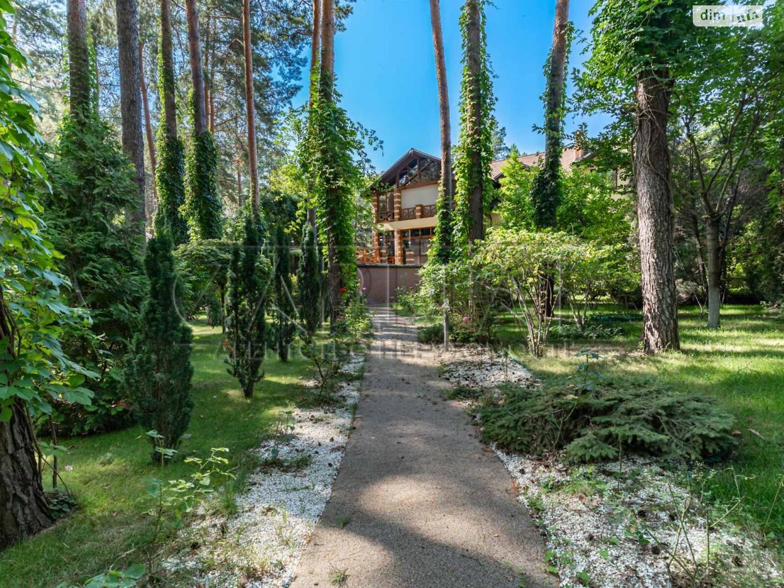 двухэтажный дом с гаражом, 845 кв. м, кирпич. Продажа в Стоянке фото 1 двухэтажный дом с гаражом, 845 кв. м, кирпич. Продажа в Стоянке фото 1