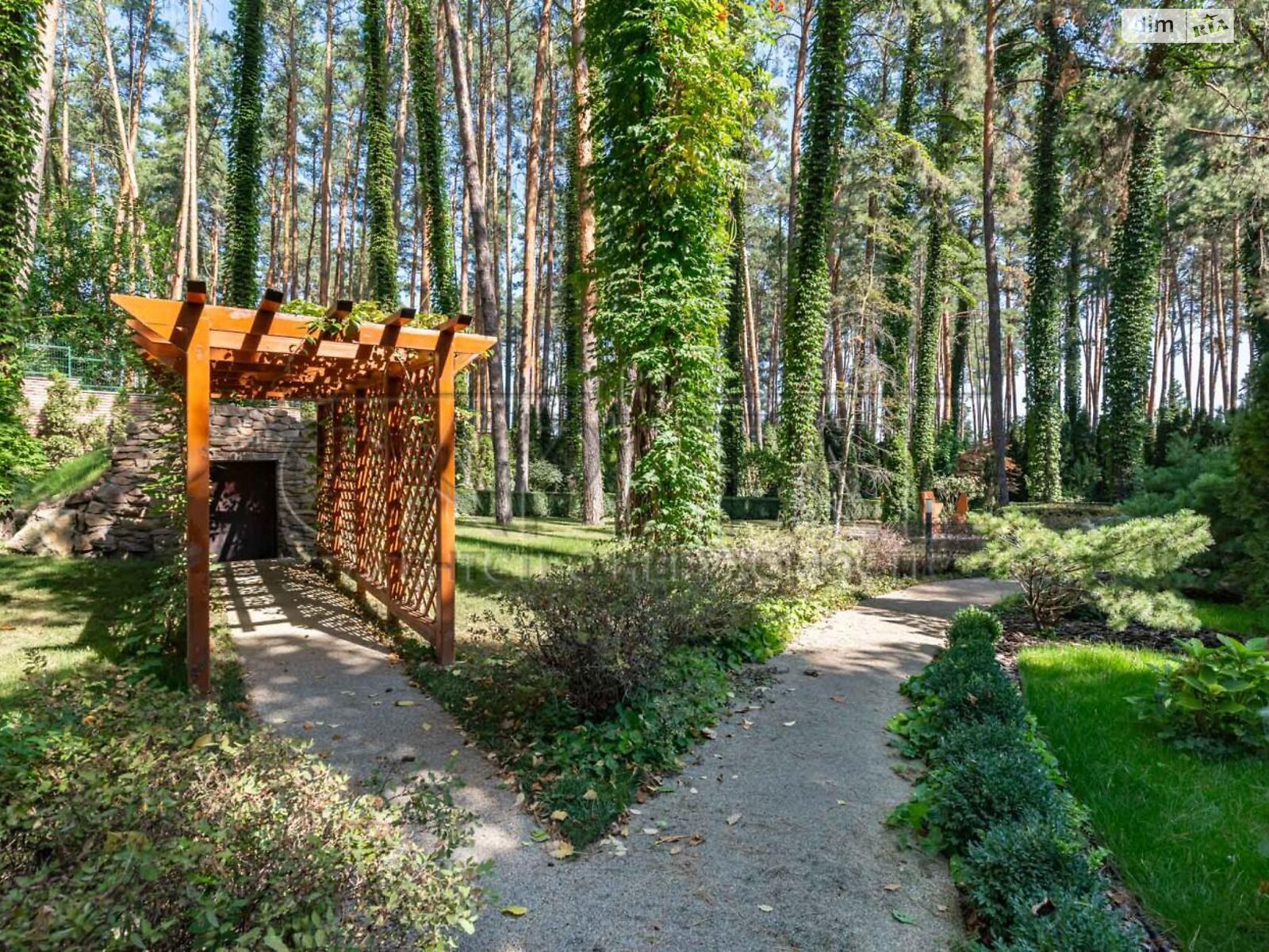 двухэтажный дом с гаражом, 845 кв. м, кирпич. Продажа в Стоянке фото 1 двухэтажный дом с гаражом, 845 кв. м, кирпич. Продажа в Стоянке фото 1