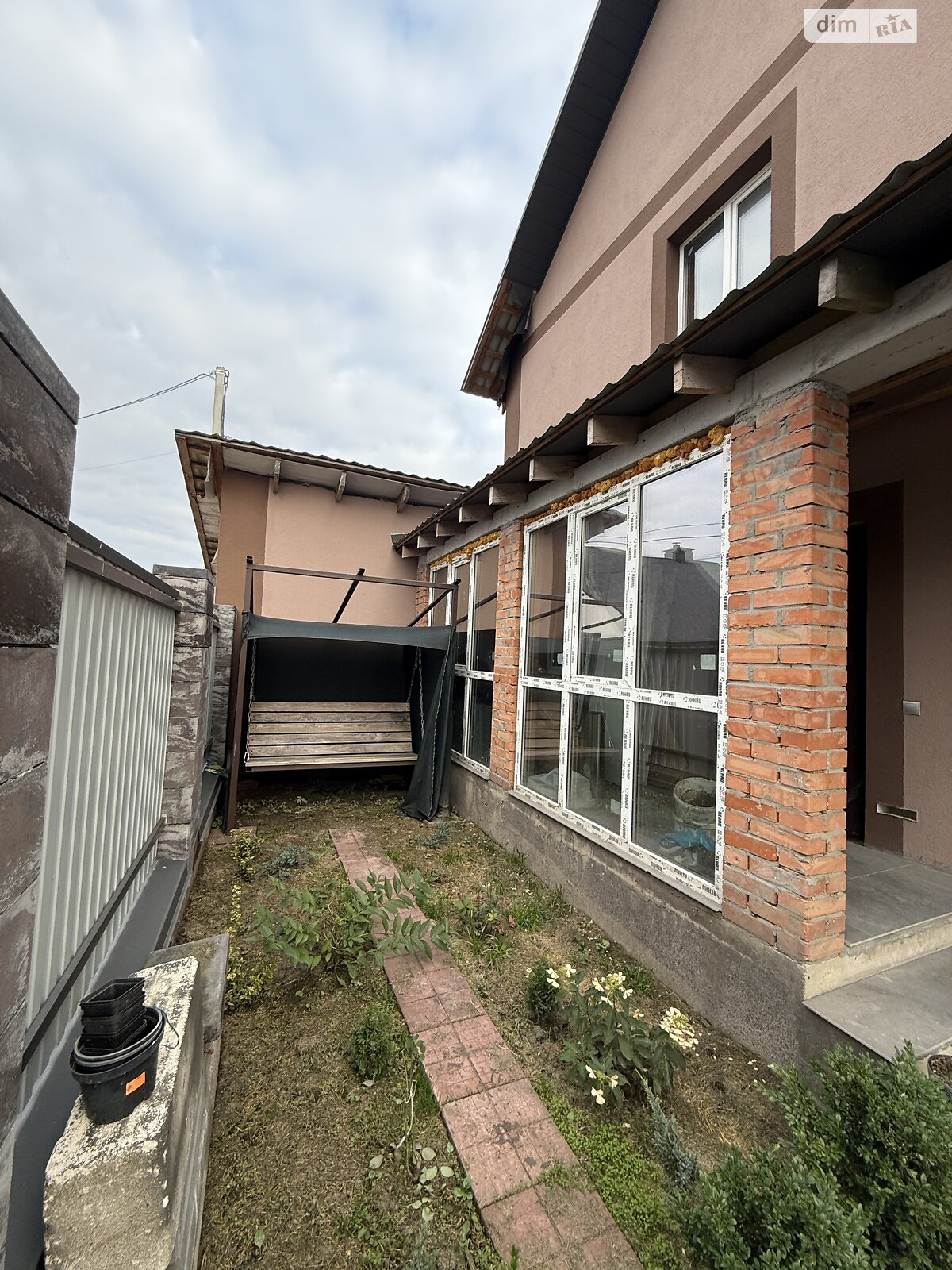 двухэтажный дом с гаражом, 200 кв. м, кирпич. Продажа в Стоянке фото 1