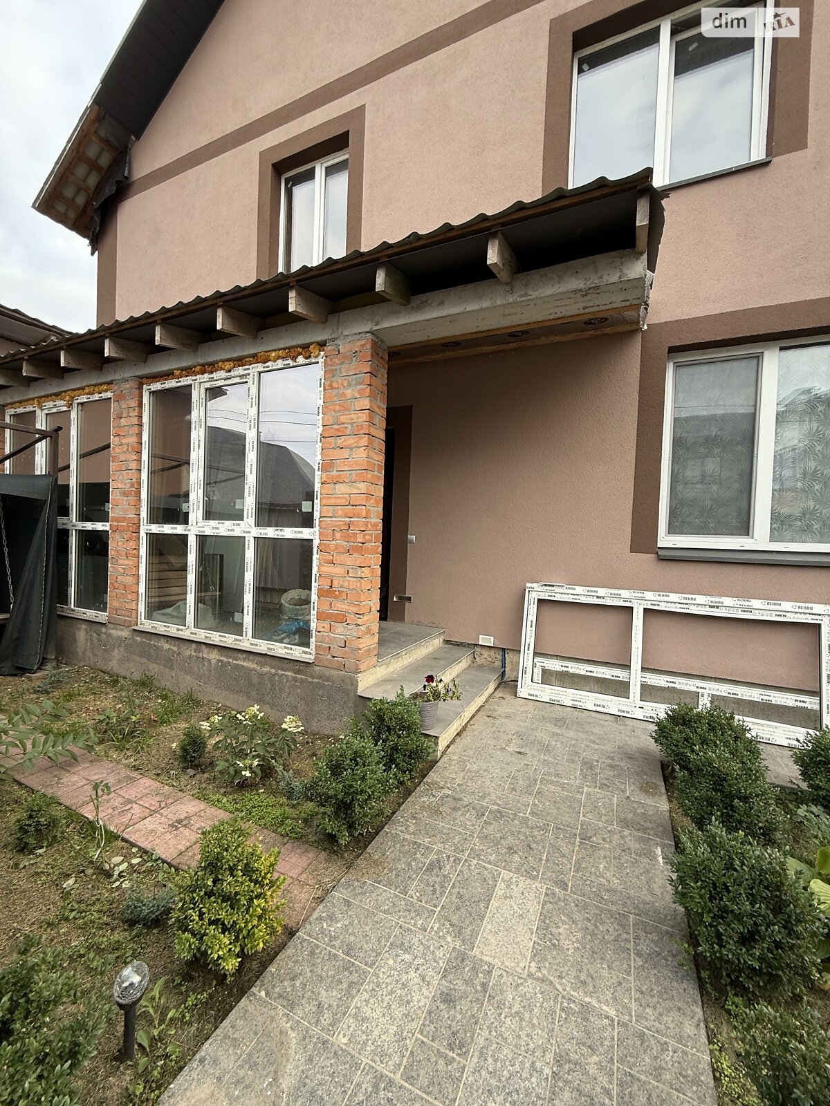 двухэтажный дом с гаражом, 200 кв. м, кирпич. Продажа в Стоянке фото 1