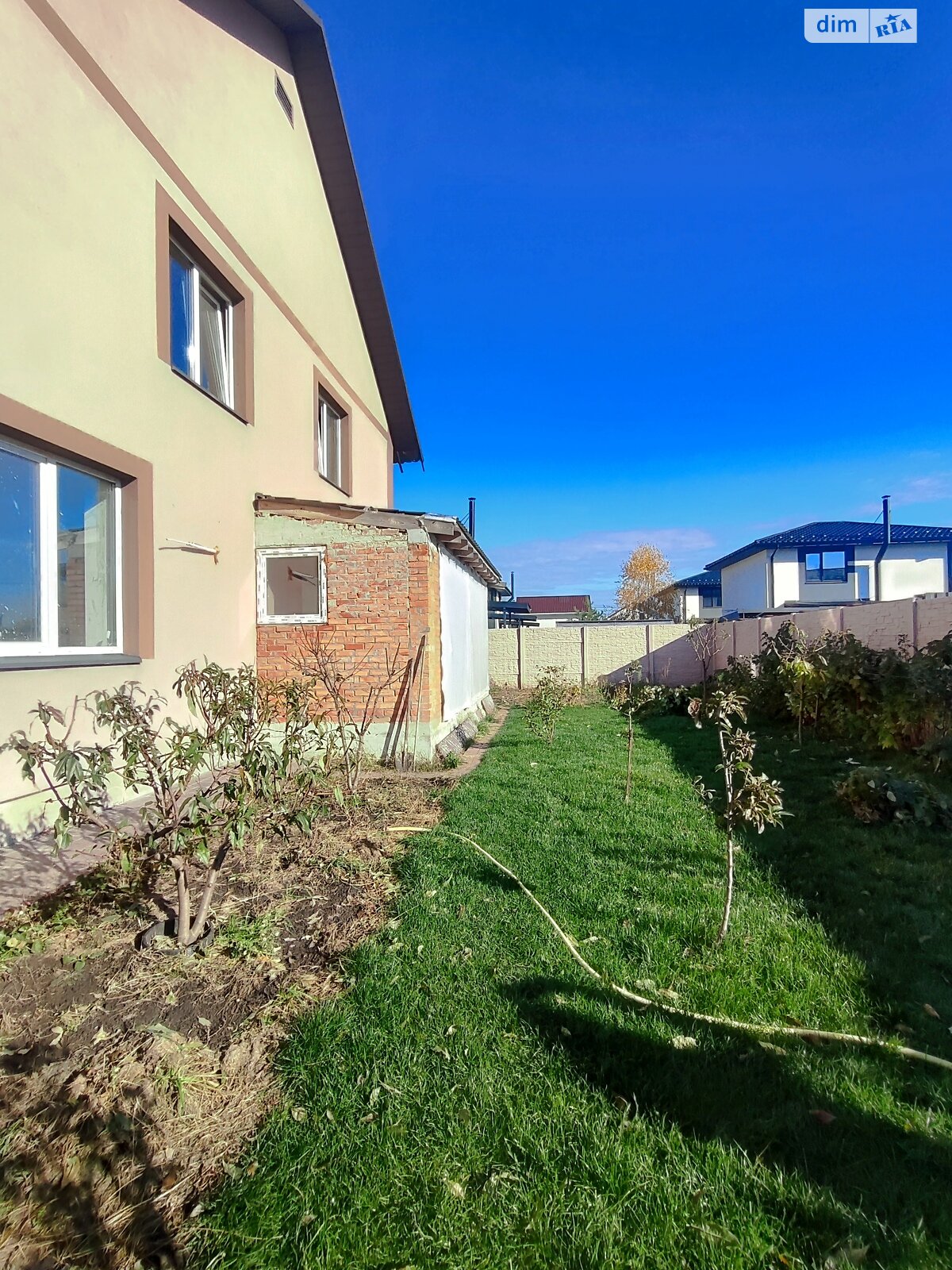 двухэтажный дом с гаражом, 200 кв. м, кирпич. Продажа в Стоянке фото 1