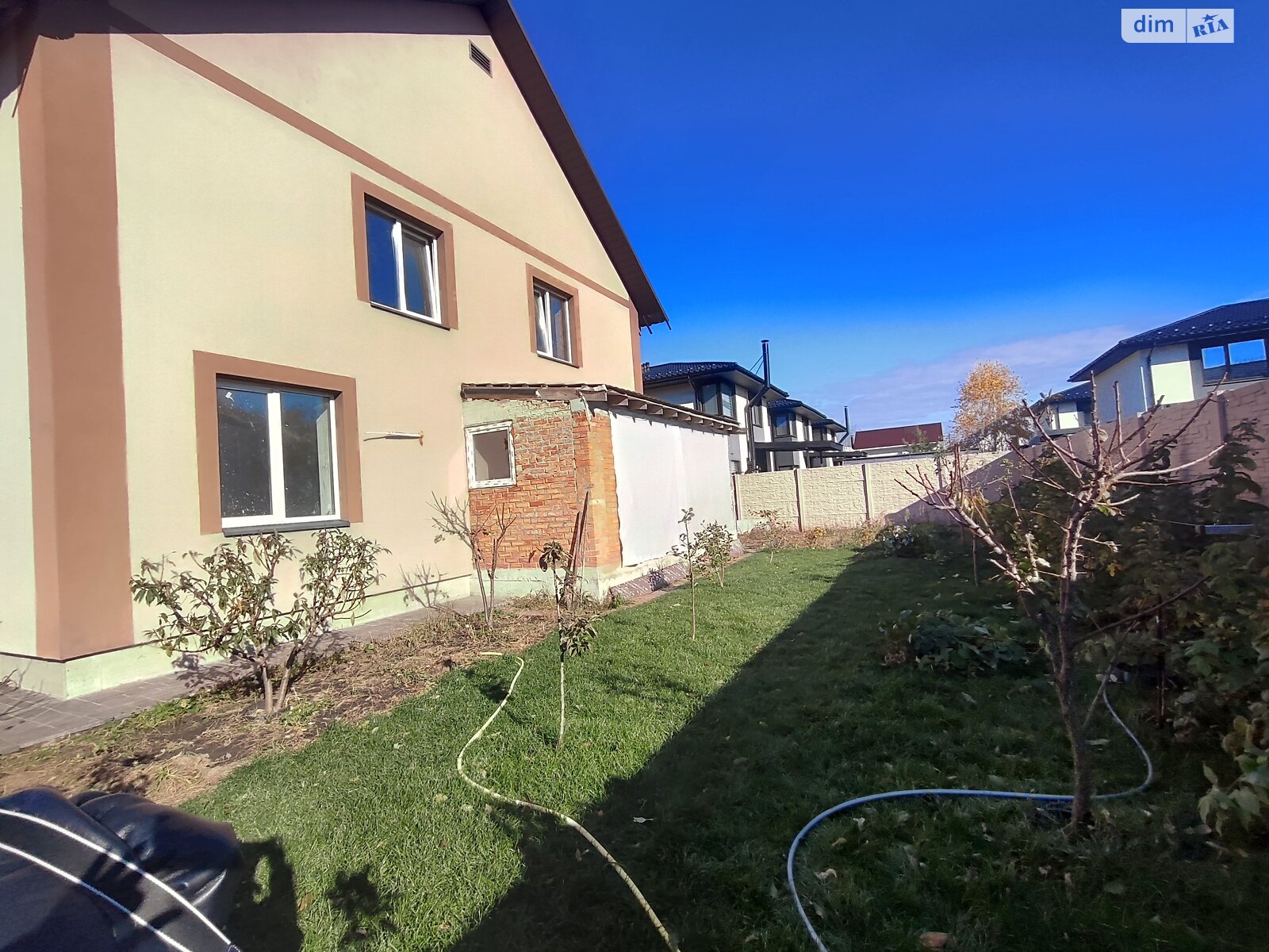 двухэтажный дом с гаражом, 200 кв. м, кирпич. Продажа в Стоянке фото 1