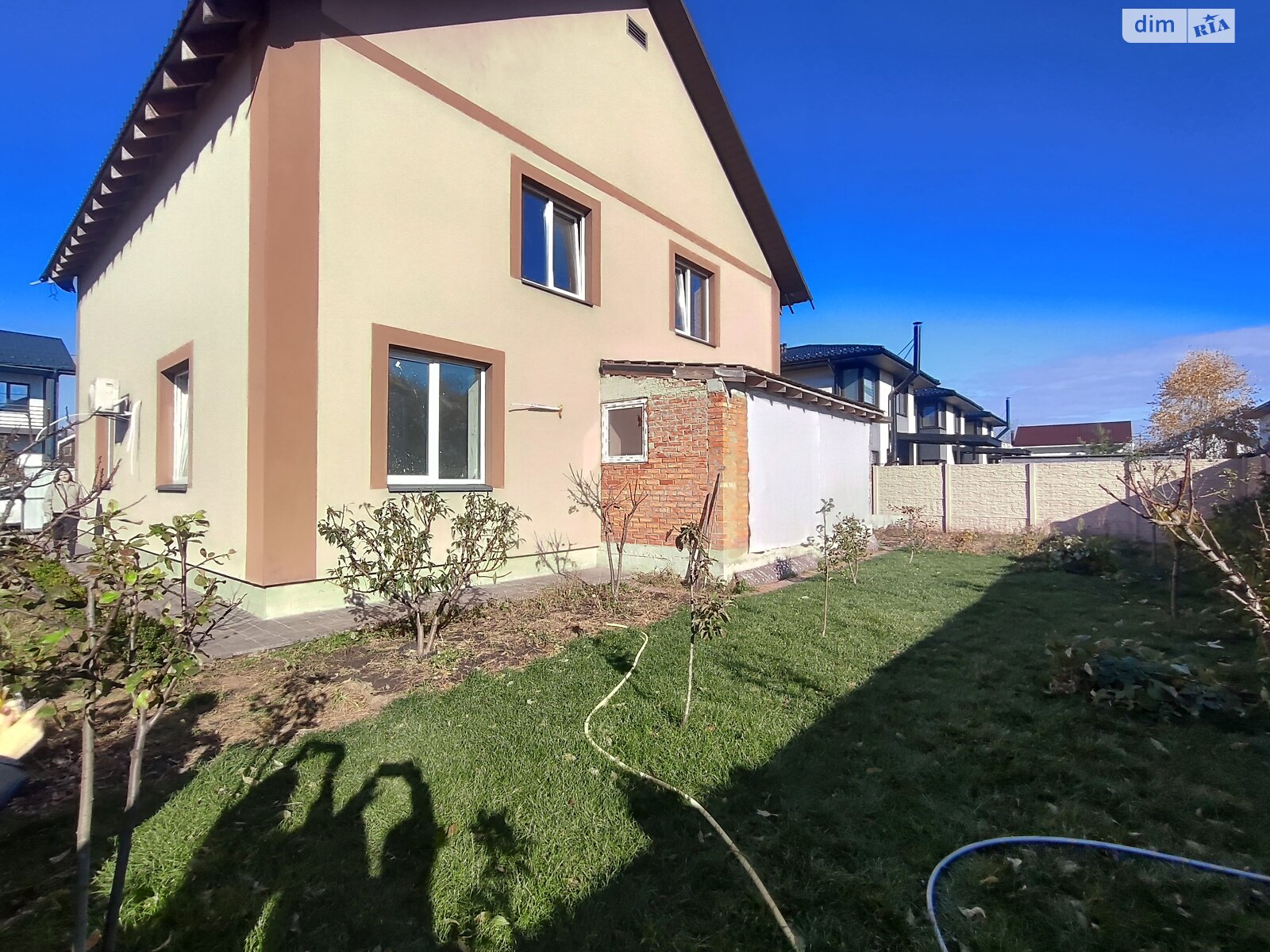 двухэтажный дом с гаражом, 200 кв. м, кирпич. Продажа в Стоянке фото 1