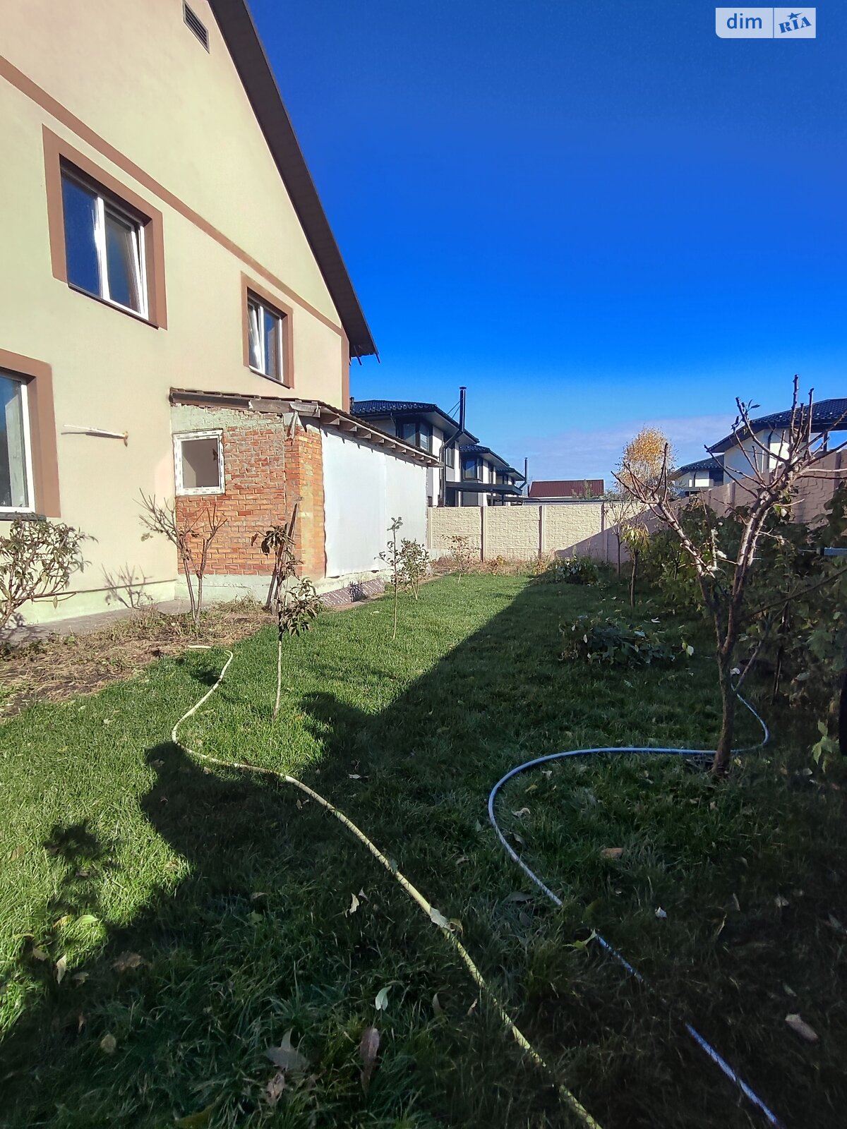 двухэтажный дом с гаражом, 200 кв. м, кирпич. Продажа в Стоянке фото 1