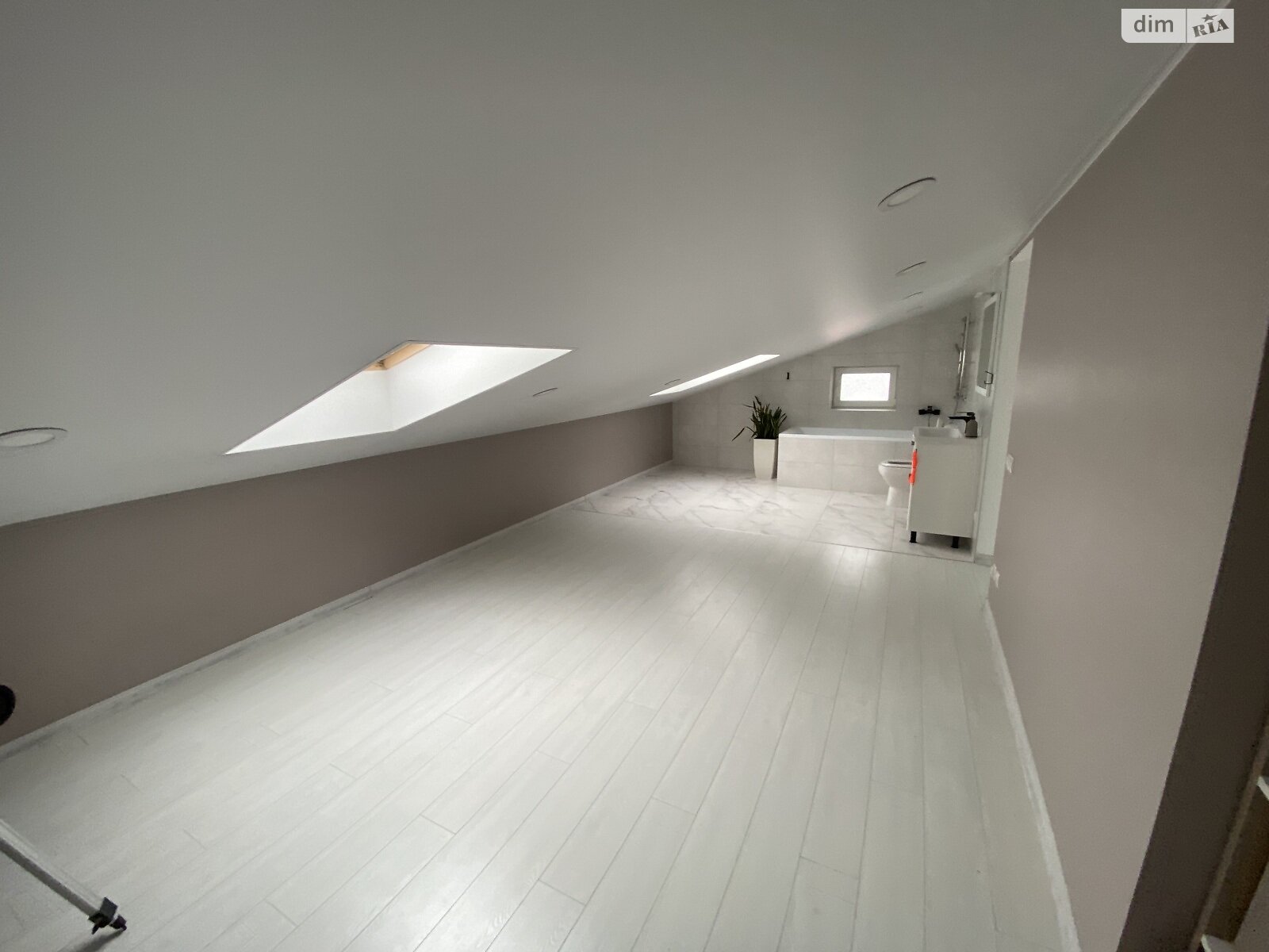 четырехэтажный дом с верандой, 310 кв. м, кирпич. Продажа в Стрижавке фото 1 четырехэтажный дом с верандой, 310 кв. м, кирпич. Продажа в Стрижавке фото 1