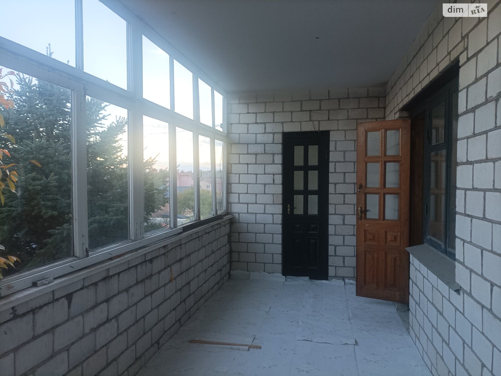 трехэтажный дом с верандой, 480 кв. м, кирпич. Продажа в Стрижавке фото 1 трехэтажный дом с верандой, 480 кв. м, кирпич. Продажа в Стрижавке фото 1