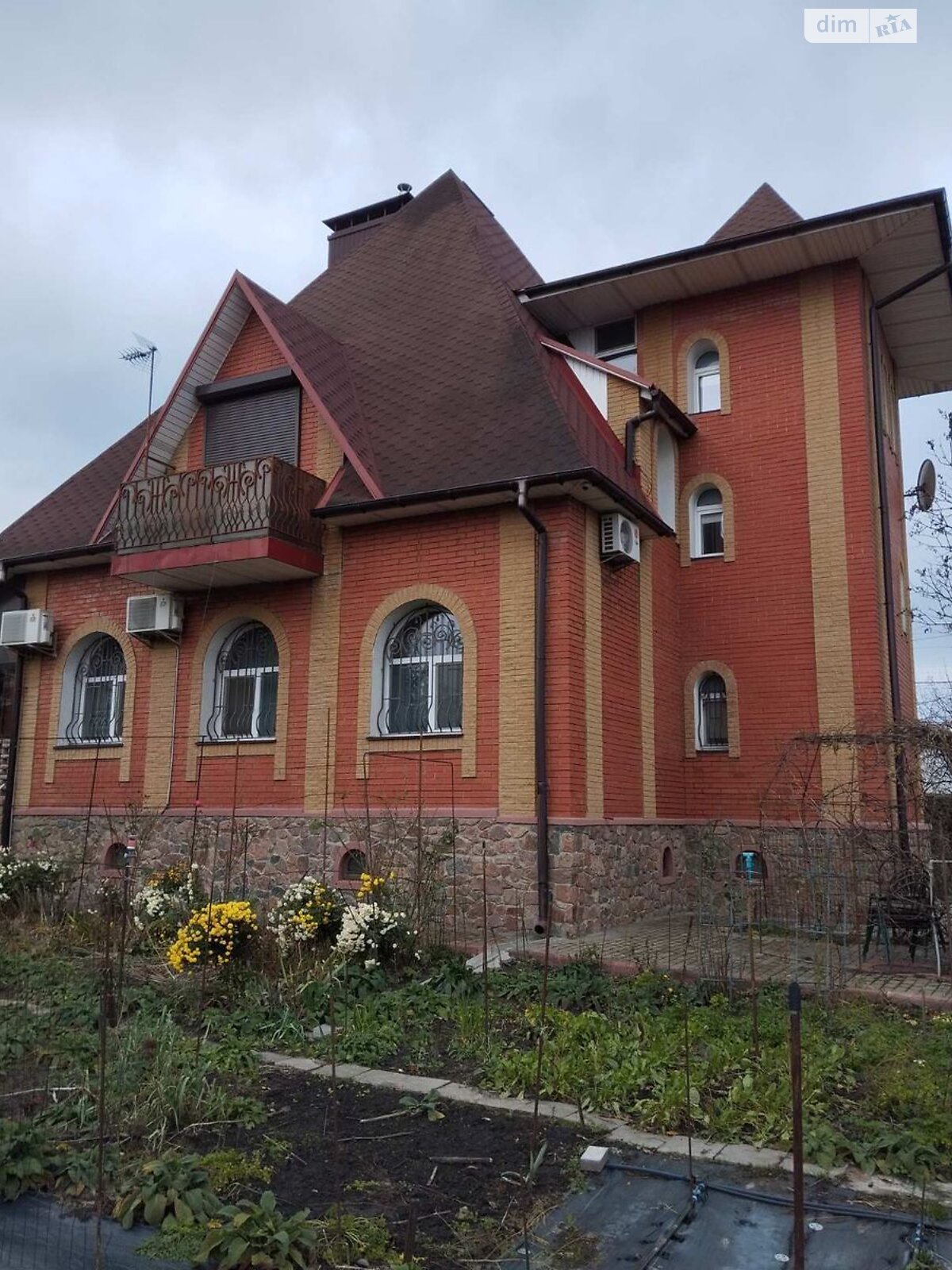 трехэтажный дом с гаражом, 305 кв. м, кирпич. Продажа в Святопетровское фото 1