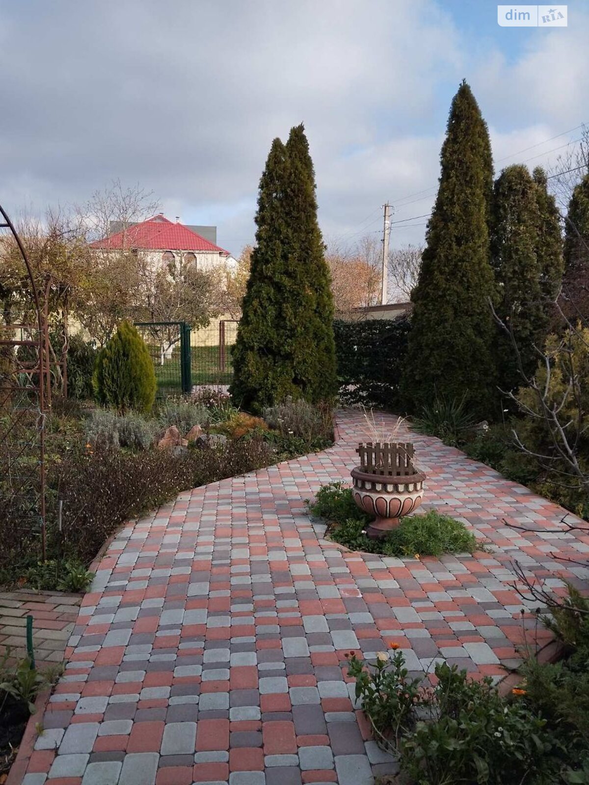 трехэтажный дом с гаражом, 305 кв. м, кирпич. Продажа в Святопетровское фото 1