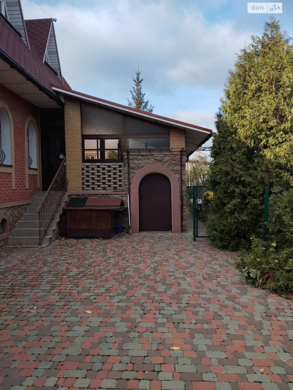 трехэтажный дом с гаражом, 305 кв. м, кирпич. Продажа в Святопетровское фото 1