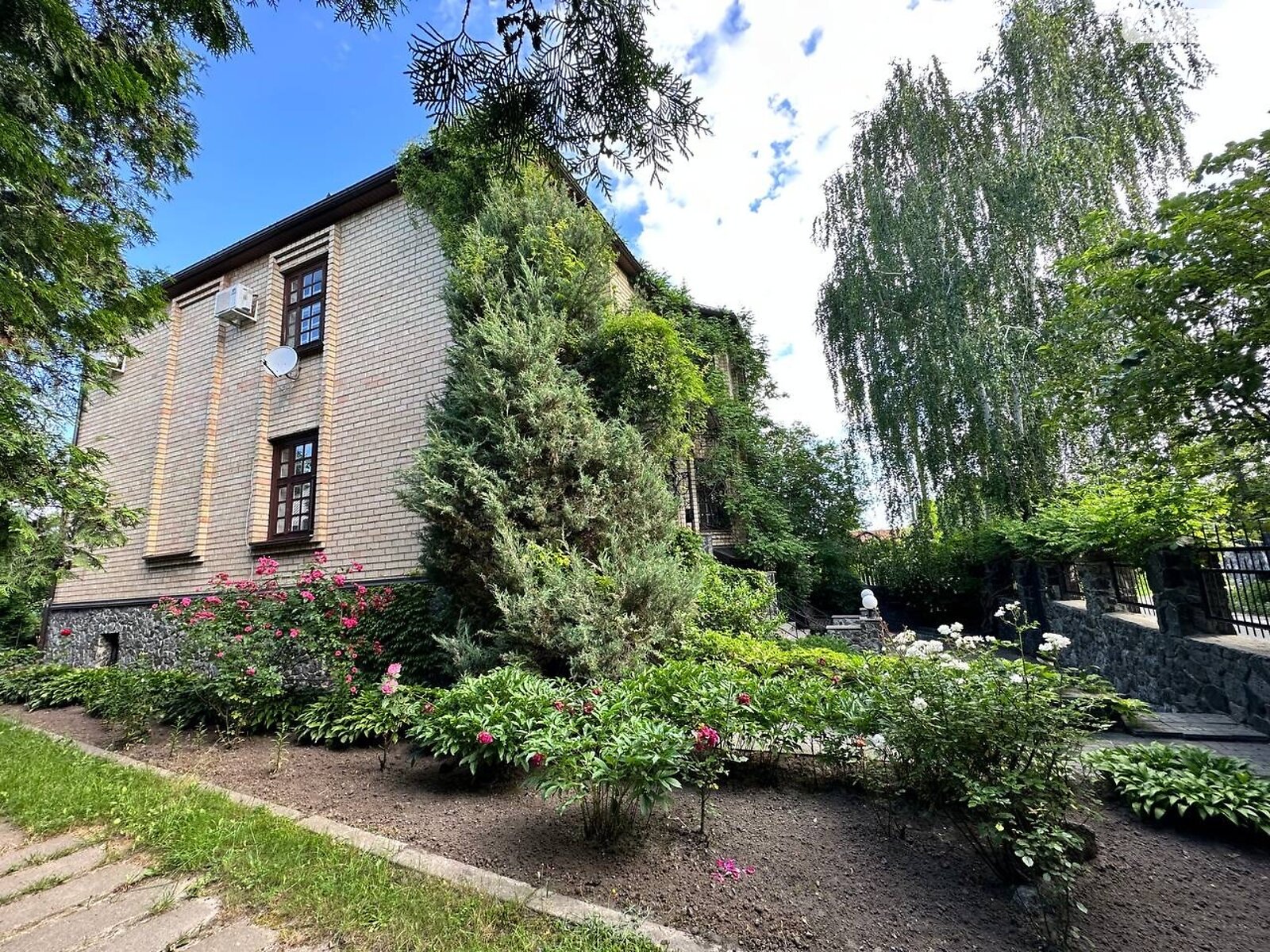 двоповерховий будинок з гаражем, 370.7 кв. м, цегла. Продаж у Тарасівці фото 1 двоповерховий будинок з гаражем, 370.7 кв. м, цегла. Продаж у Тарасівці фото 1