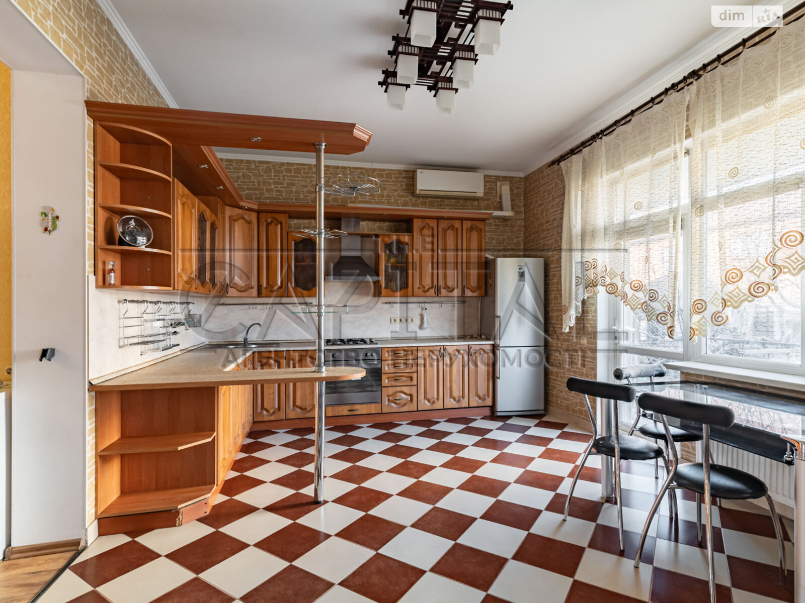 трехэтажный дом с верандой, 301.1 кв. м, кирпич. Продажа в Тарасовке фото 1