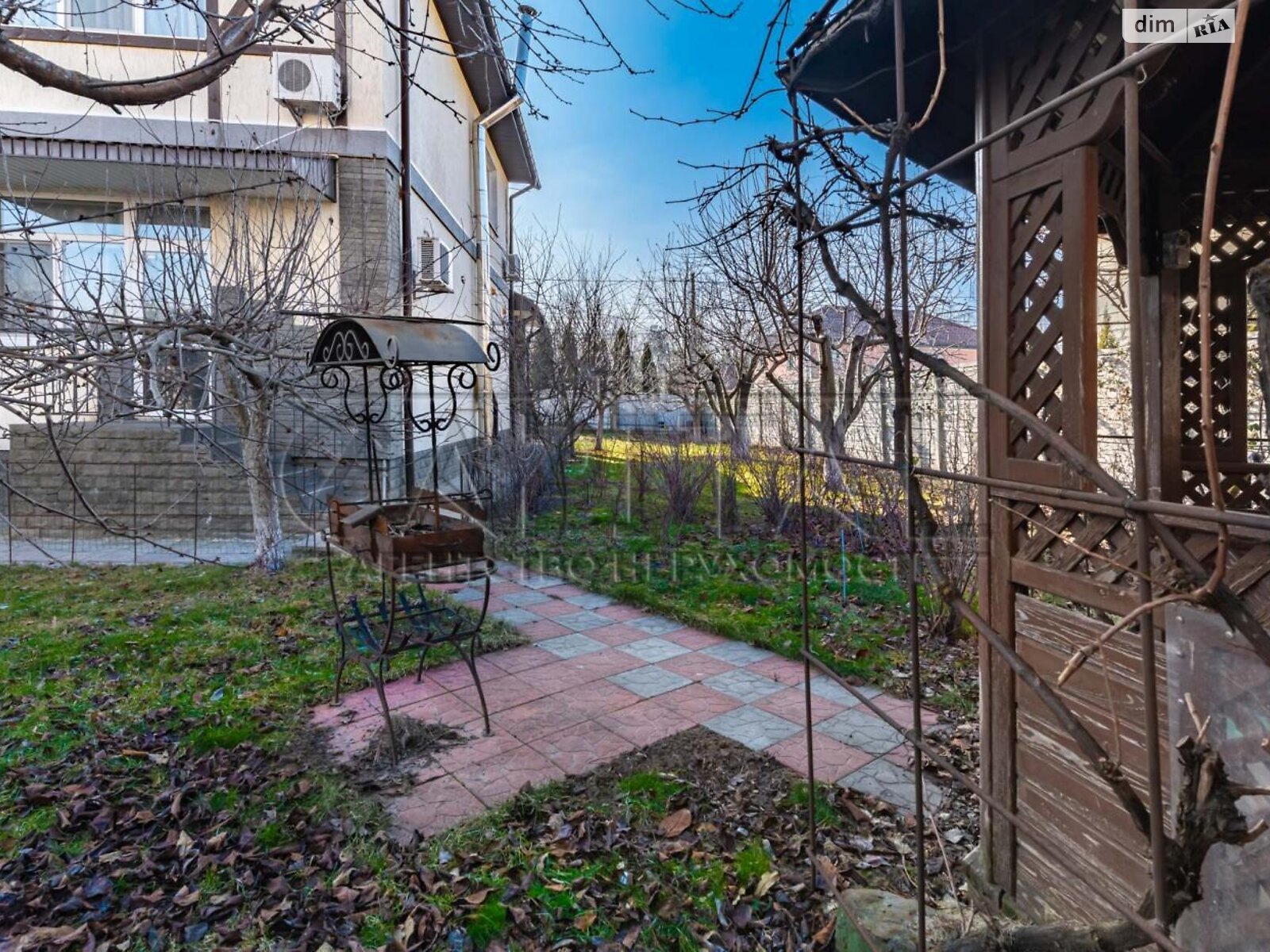 трехэтажный дом с гаражом, 310 кв. м, кирпич. Продажа в Тарасовке фото 1