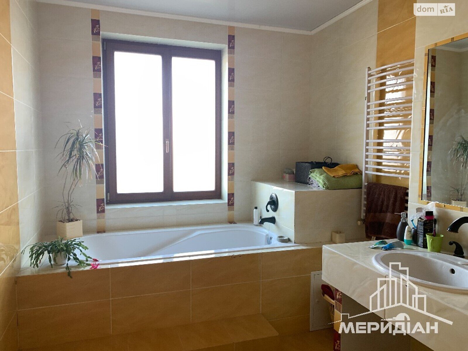 двухэтажный дом с балконом, 360 кв. м, кирпич. Продажа в Подгородном фото 1