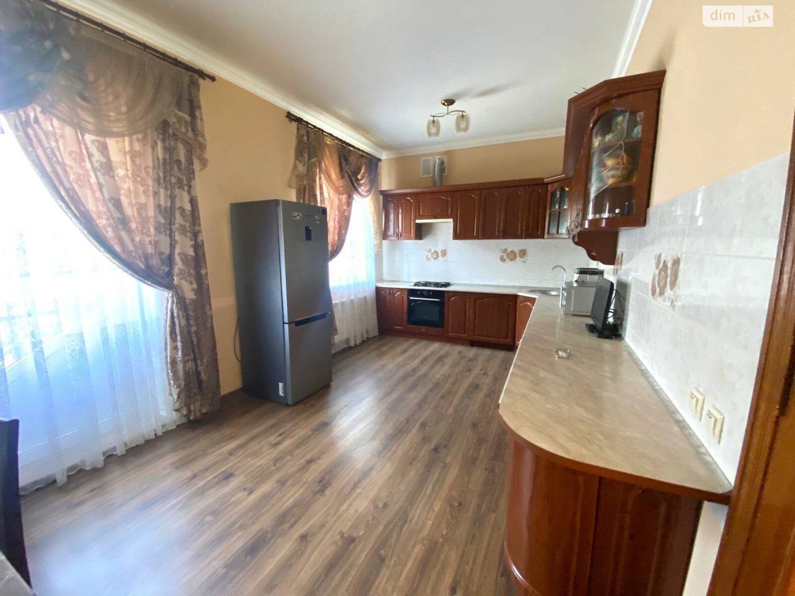 трехэтажный дом с гаражом, 320 кв. м, кирпич. Продажа в Тернополе район Дружба фото 1 трехэтажный дом с гаражом, 320 кв. м, кирпич. Продажа в Тернополе район Дружба фото 1