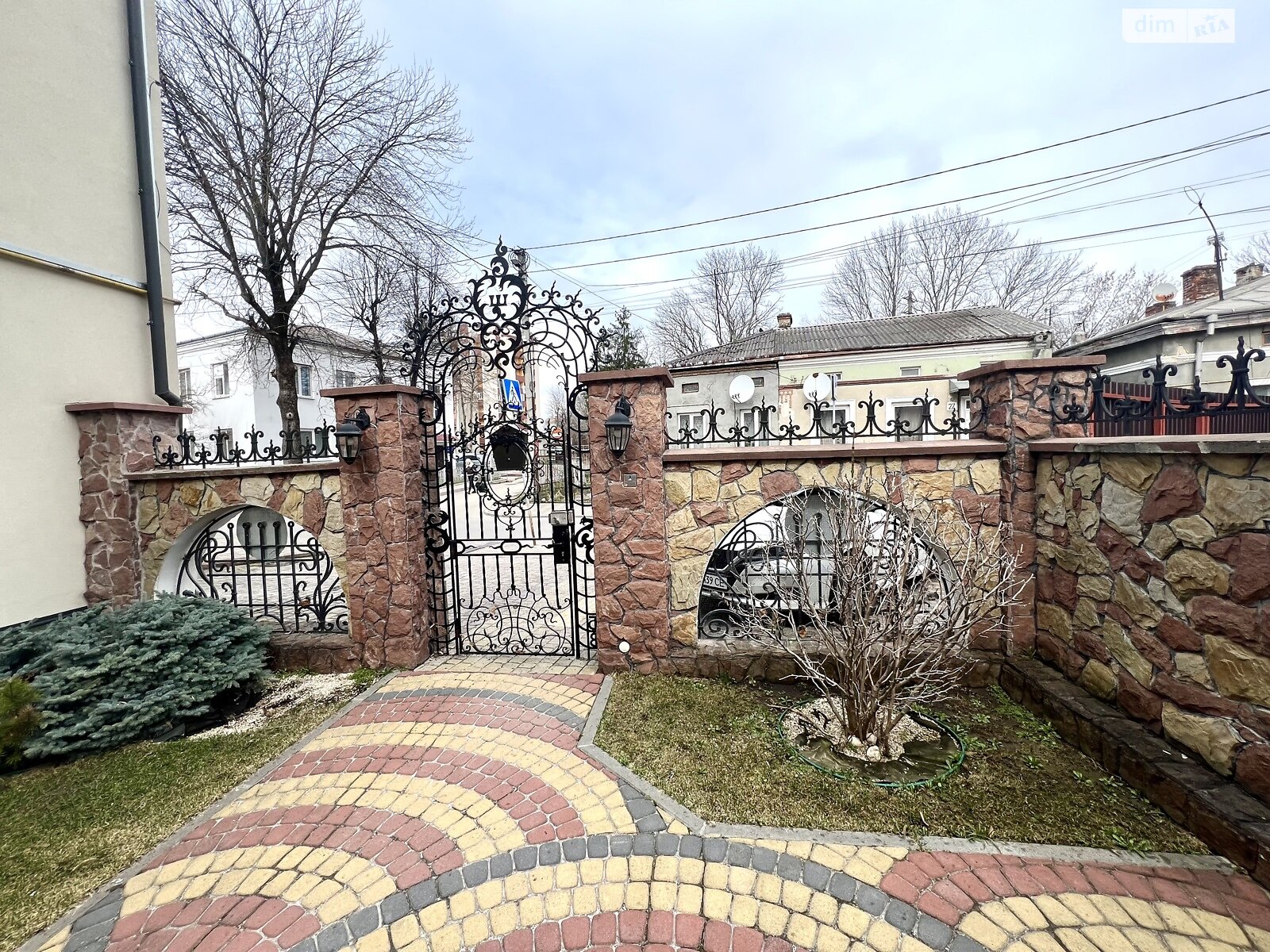 трехэтажный дом с гаражом, 530 кв. м, кирпич. Продажа в Тернополе район Центр фото 1