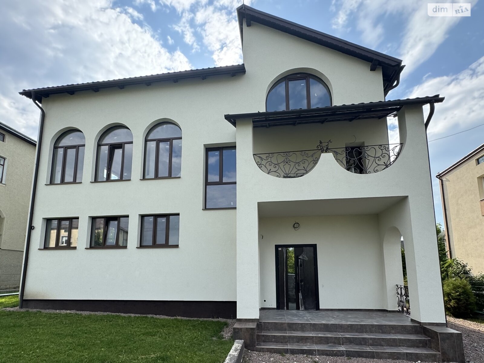 двухэтажный дом с верандой, 246 кв. м, кирпич. Продажа в Трускавце фото 1 двухэтажный дом с верандой, 246 кв. м, кирпич. Продажа в Трускавце фото 1