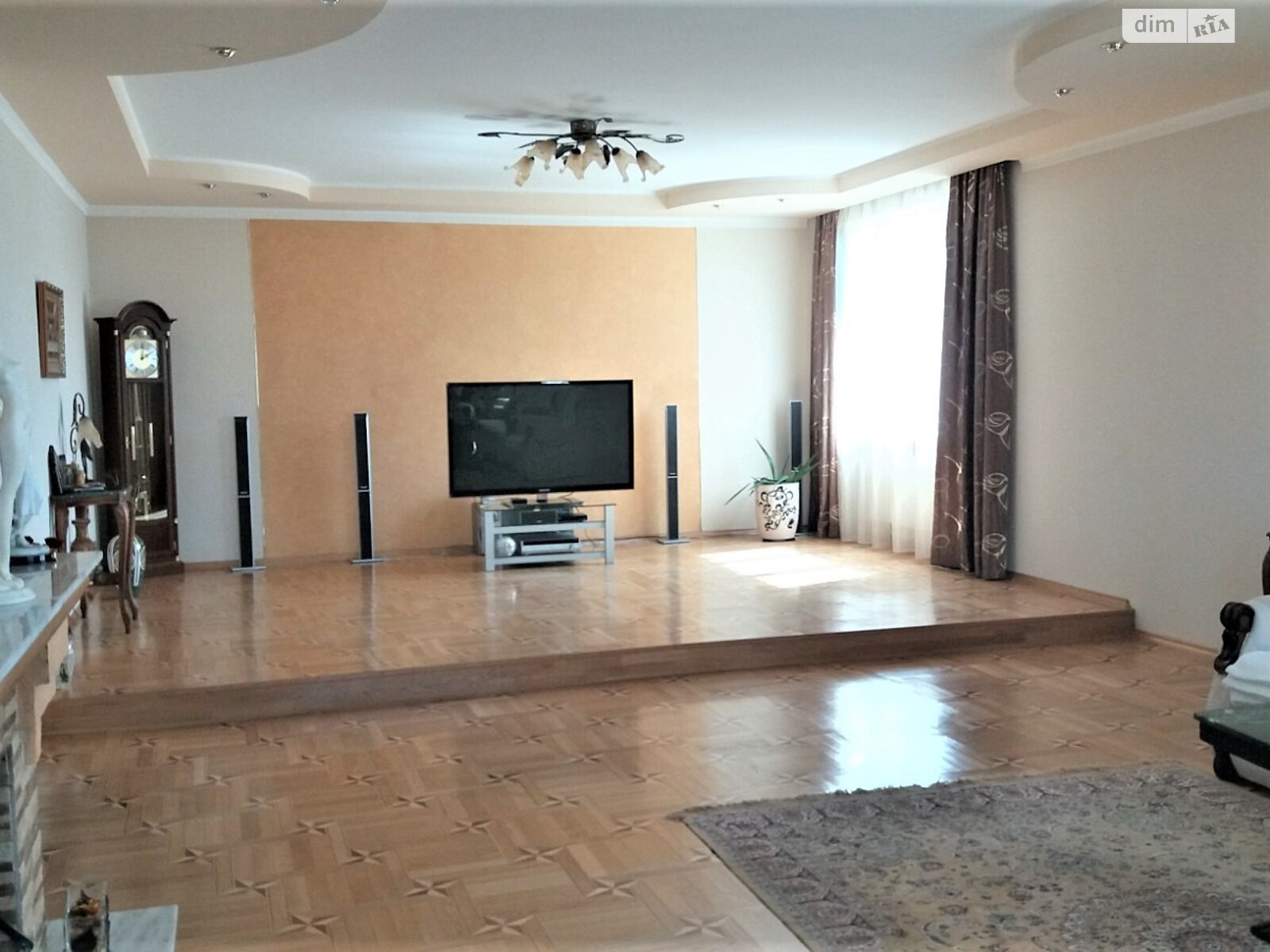 трехэтажный дом с гаражом, 348 кв. м, кирпич. Продажа в Трускавце фото 1